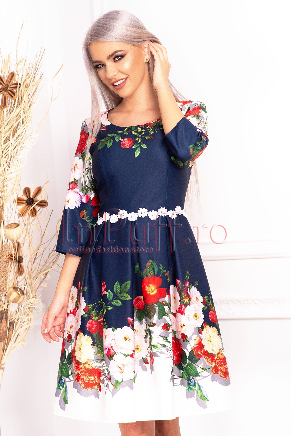 Rochie de zi bleumarin in clos cu imprimeu floral si maneca trei sferturi