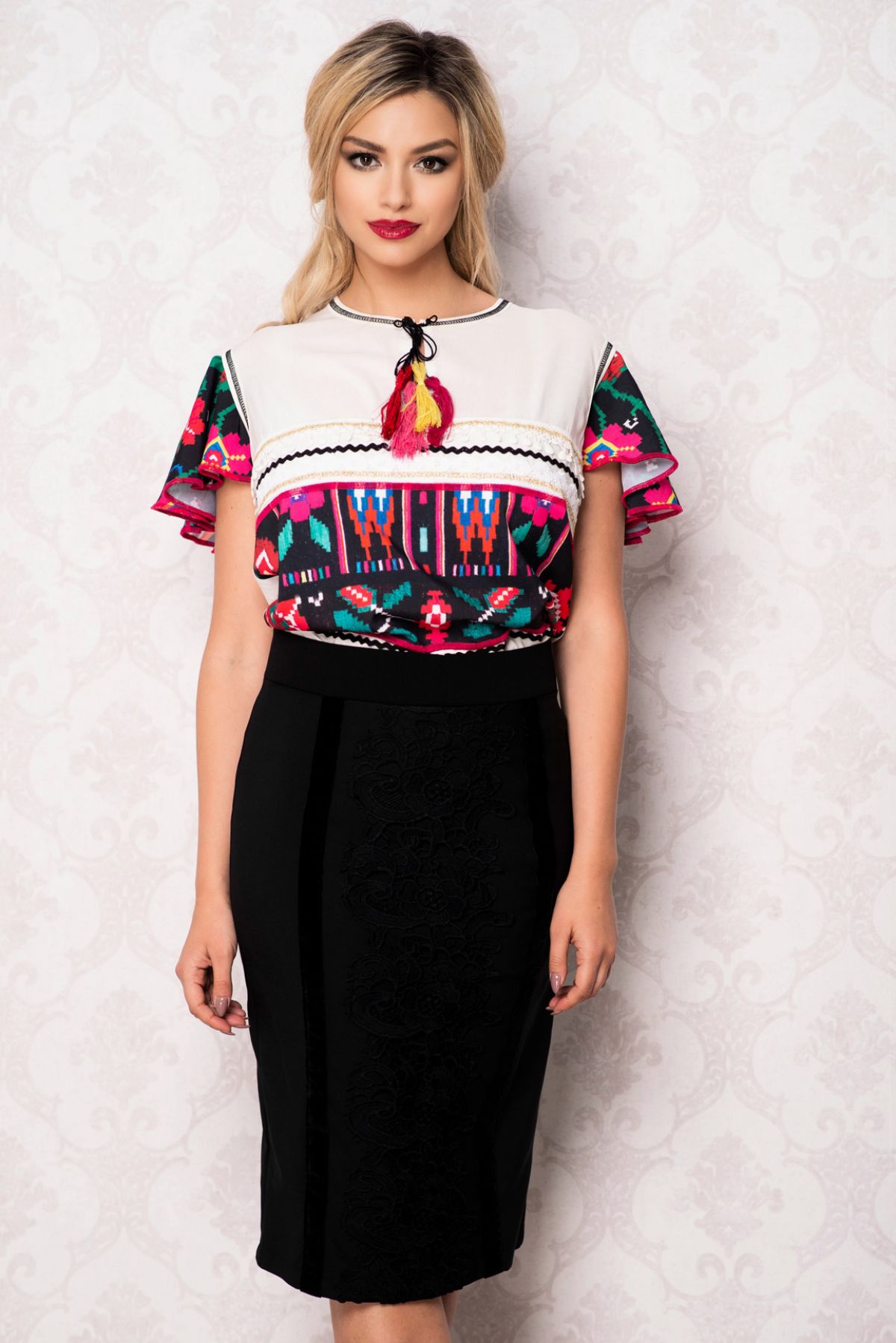 Bluza alba cu imprimeu traditionalciucuri si maneca tip volan