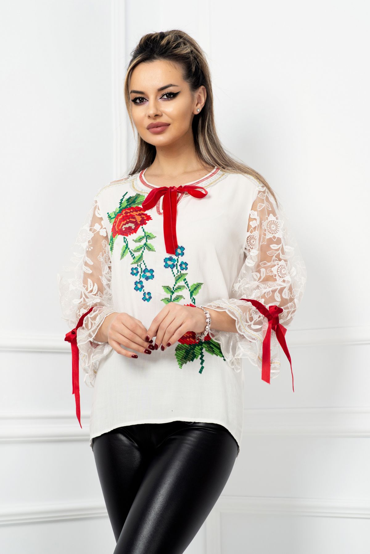 Bluza dama alba cu modele traditionale brodate