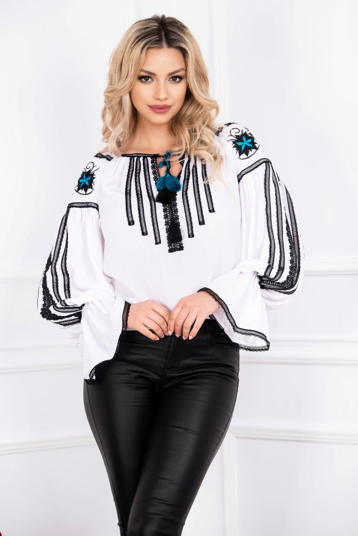 Bluza tip ie Effect alba cu motive traditionale negre si albastre