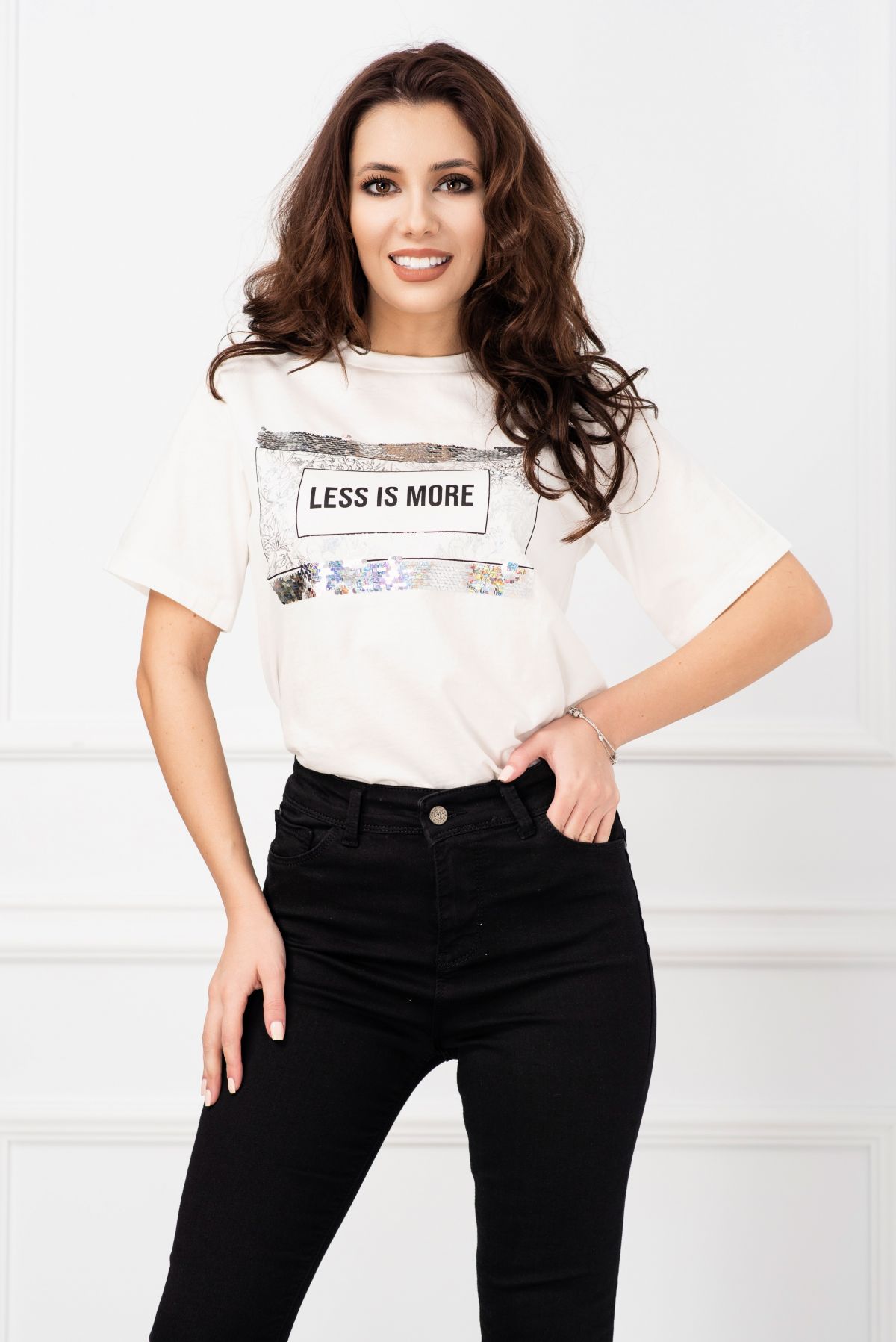Tricou alb trendy cu imprimeu Less Is More la reducere pret ieftin