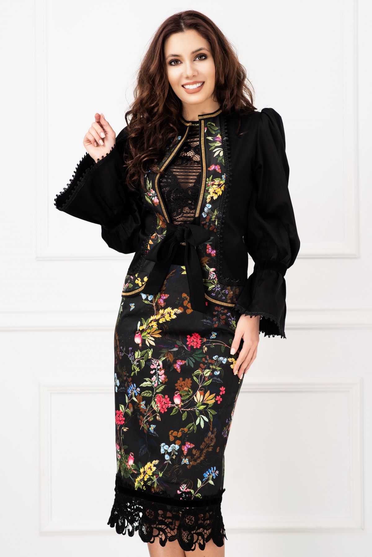 Fusta traditionala cu print floral si broderie aplicata