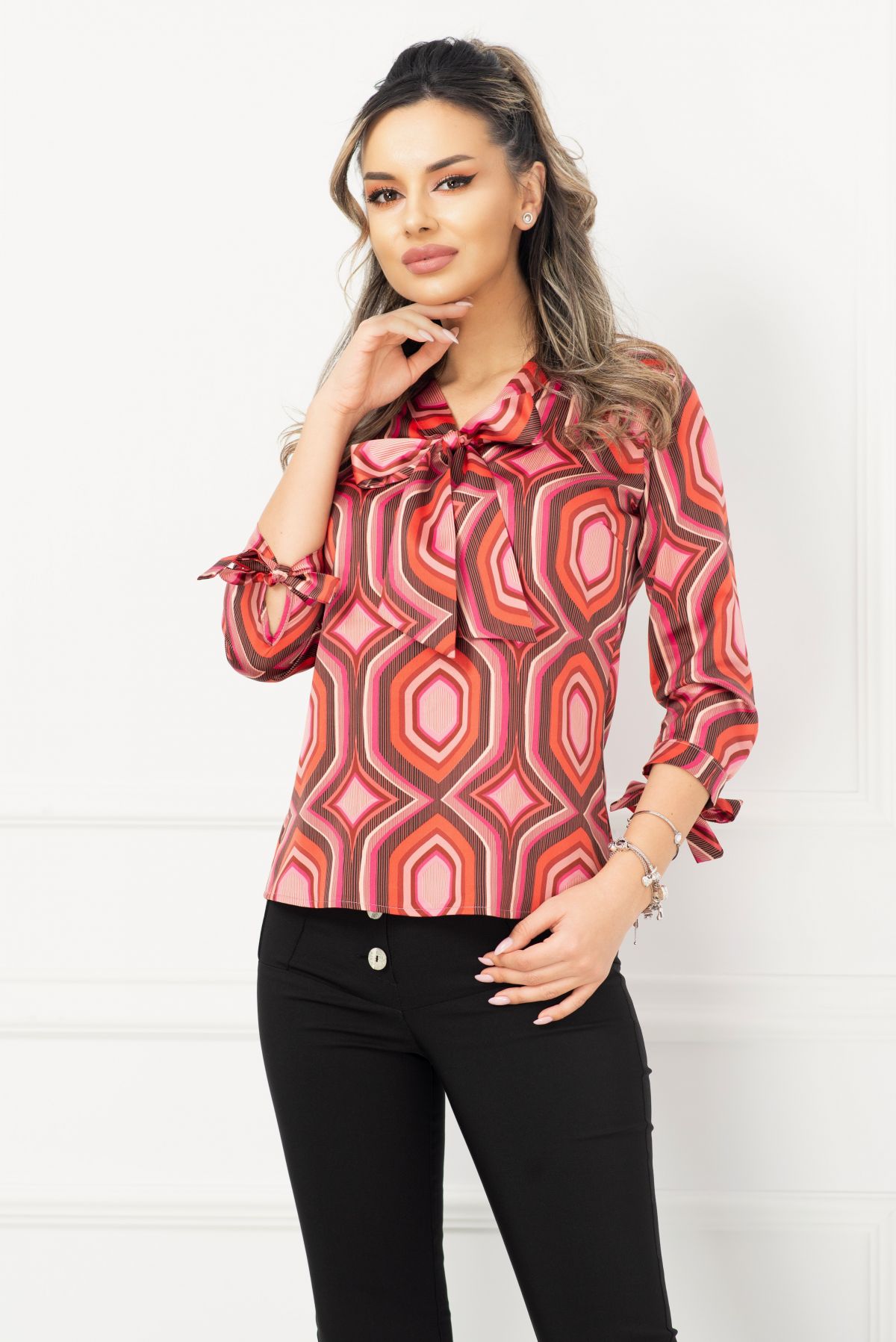 Bluza InPuff eleganta satinata cu imprimeu geometric colorat