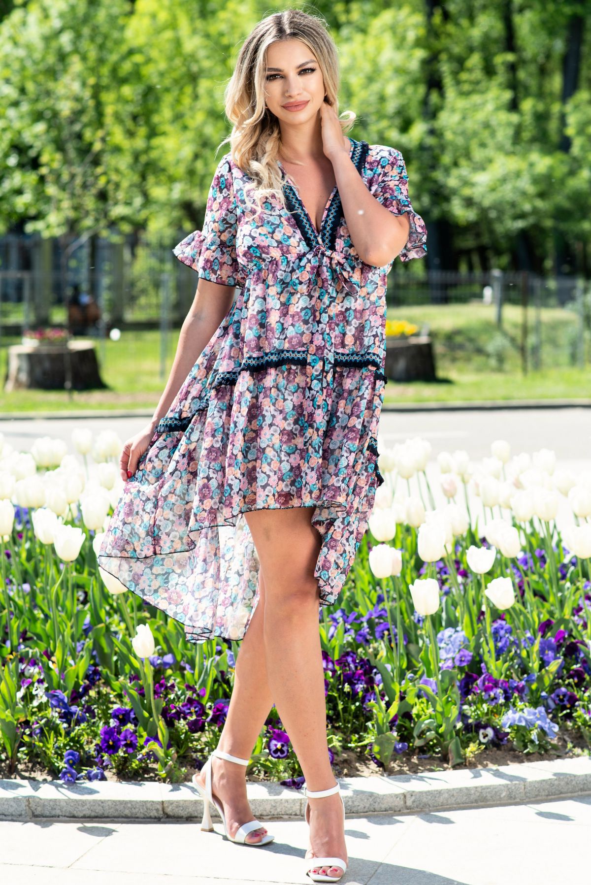 Rochie de vara asimetrica cu flori delicate si banda brodata