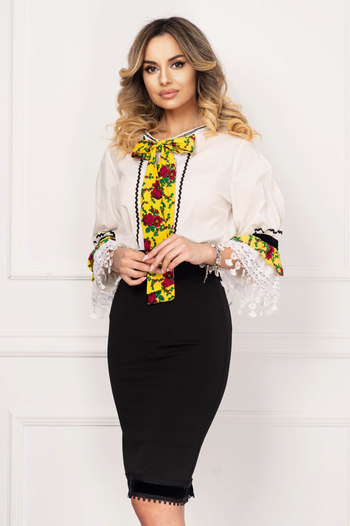 Bluza traditionala cu broderie aplicata si panglici galbene cu print