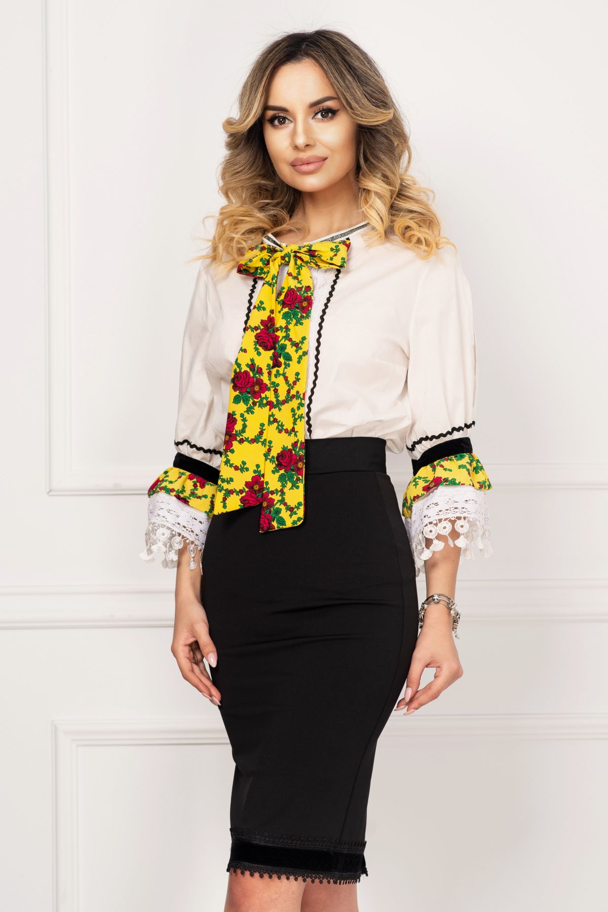 Bluza traditionala cu broderie aplicata si panglici galbene cu print