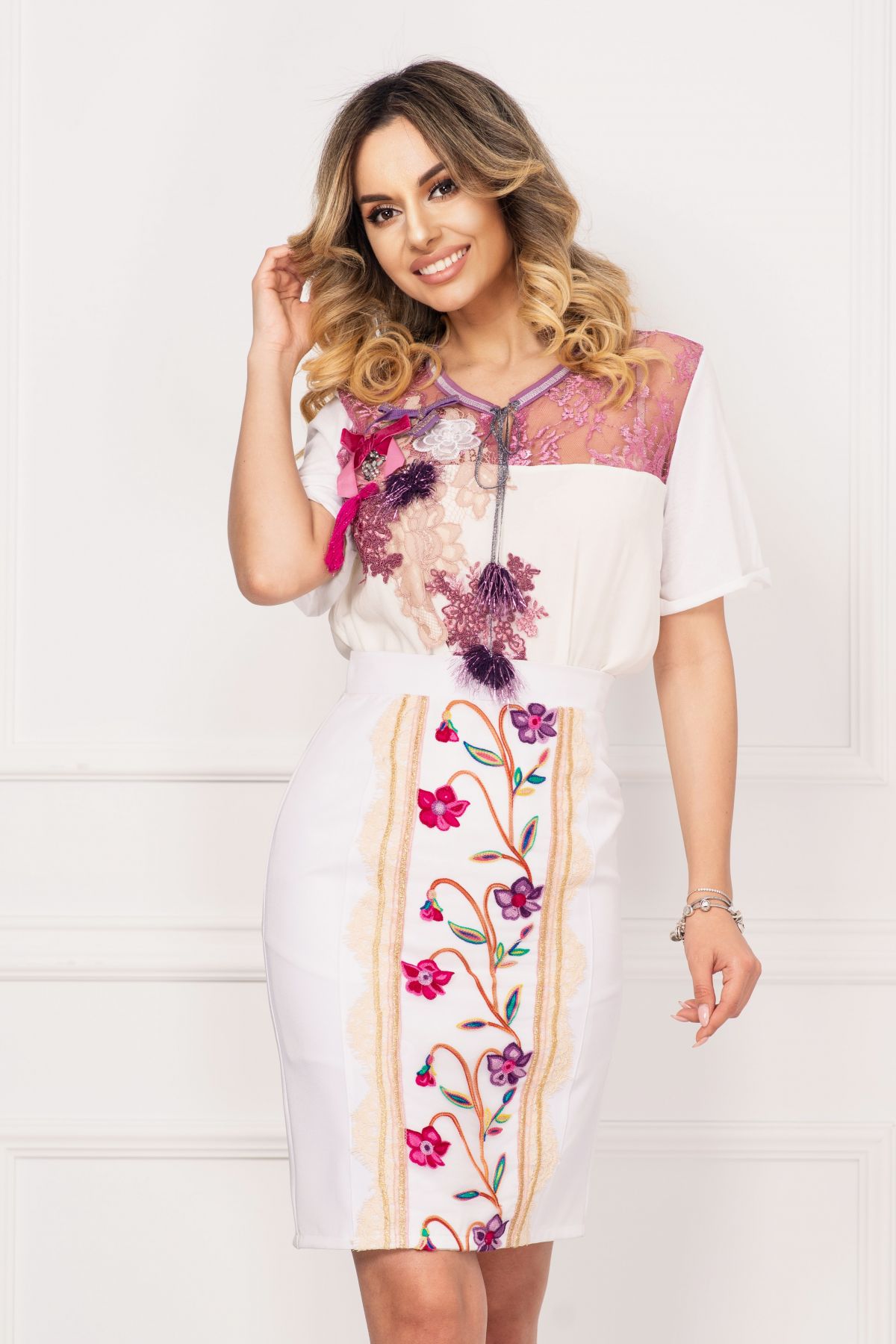 Bluza alba cu aplicatii deosebite 3D si dantela lila