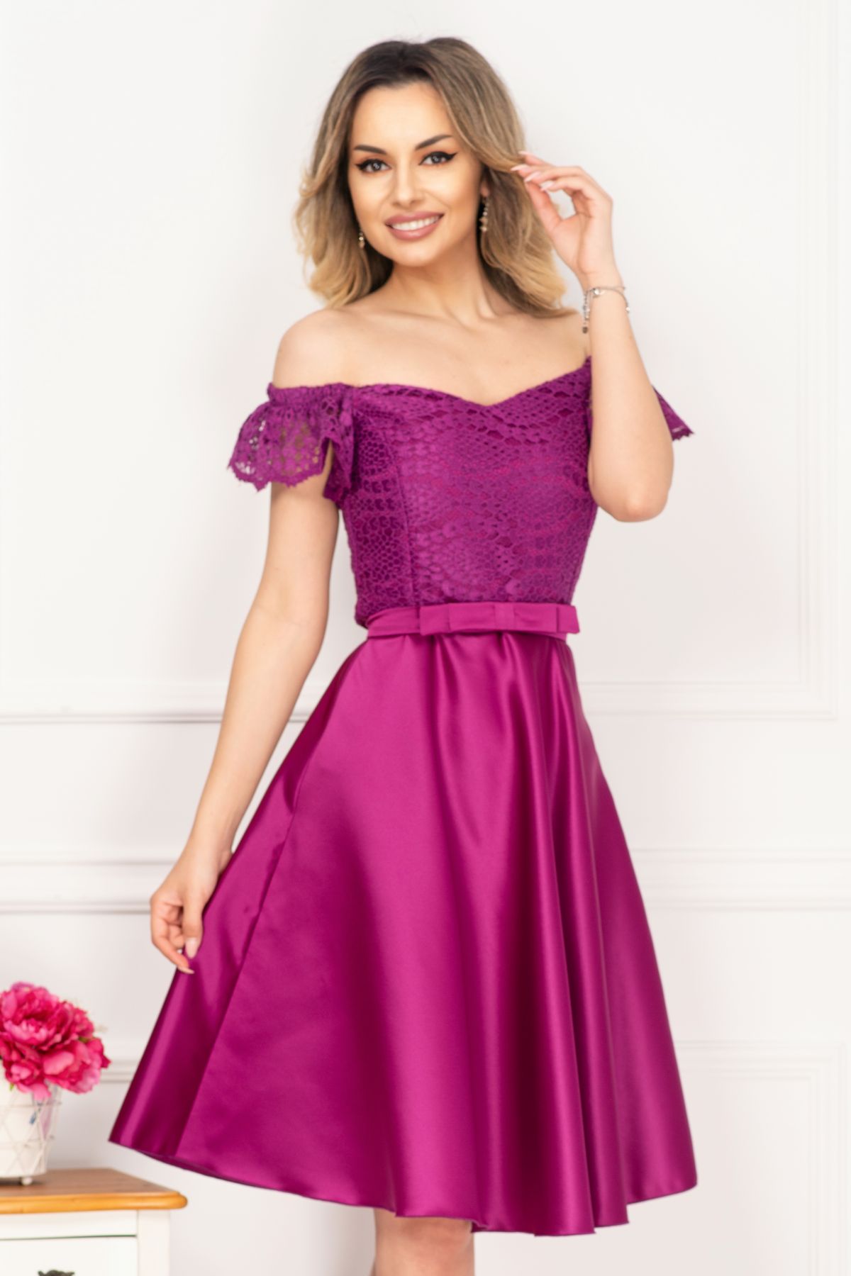 Rochie eleganta de ocazie magenta cu broderie aplicata si funda