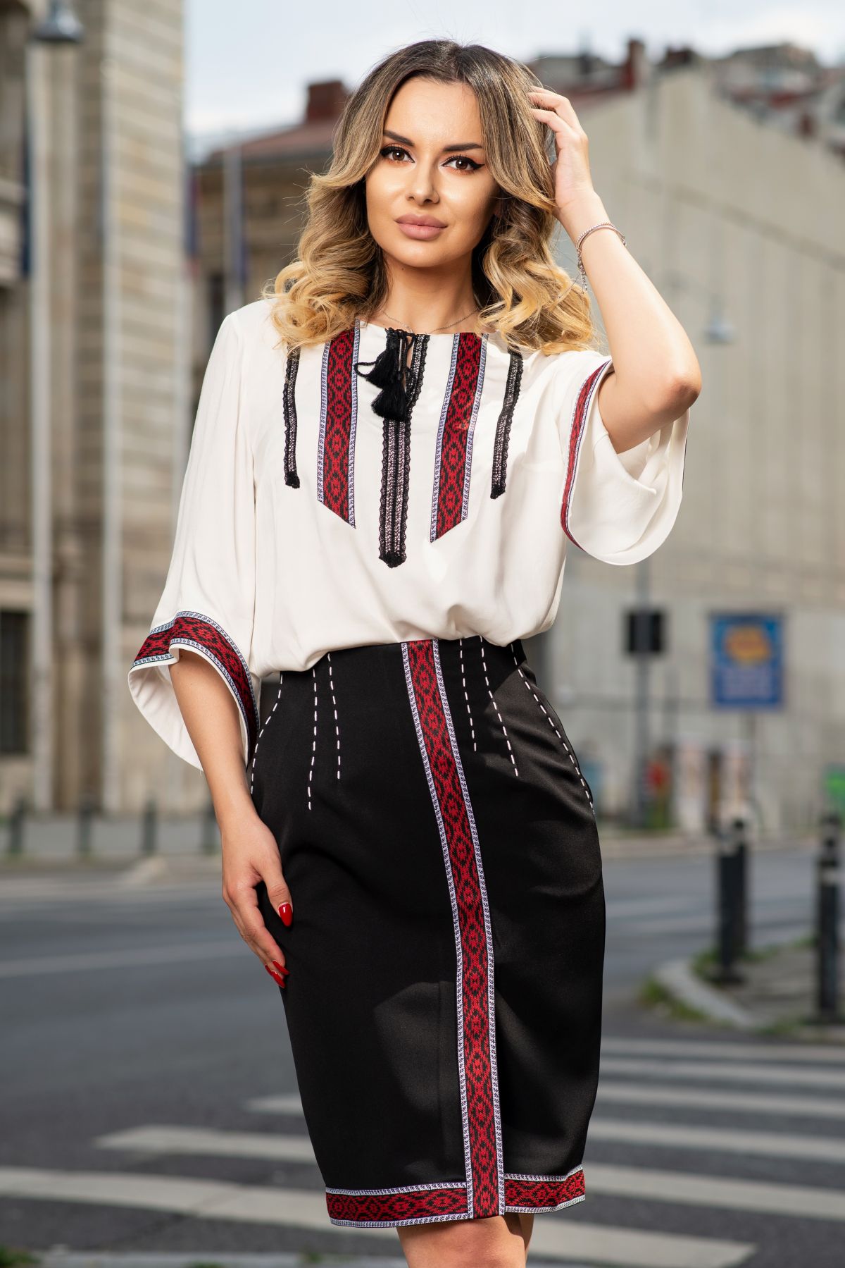 Fusta Effect neagra cu broderie rosie traditionala