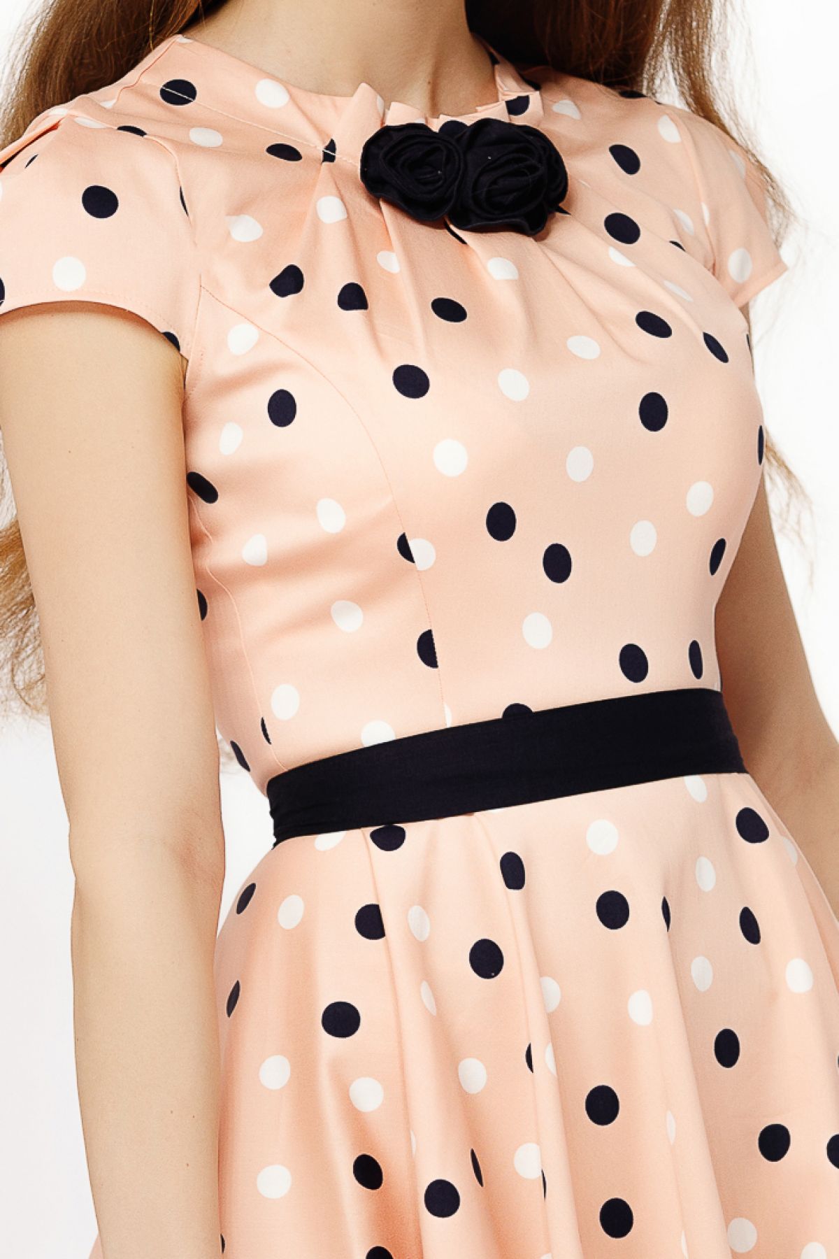 Rochie Fofy de vara peach in clos cu trandafiri decorativi si buline