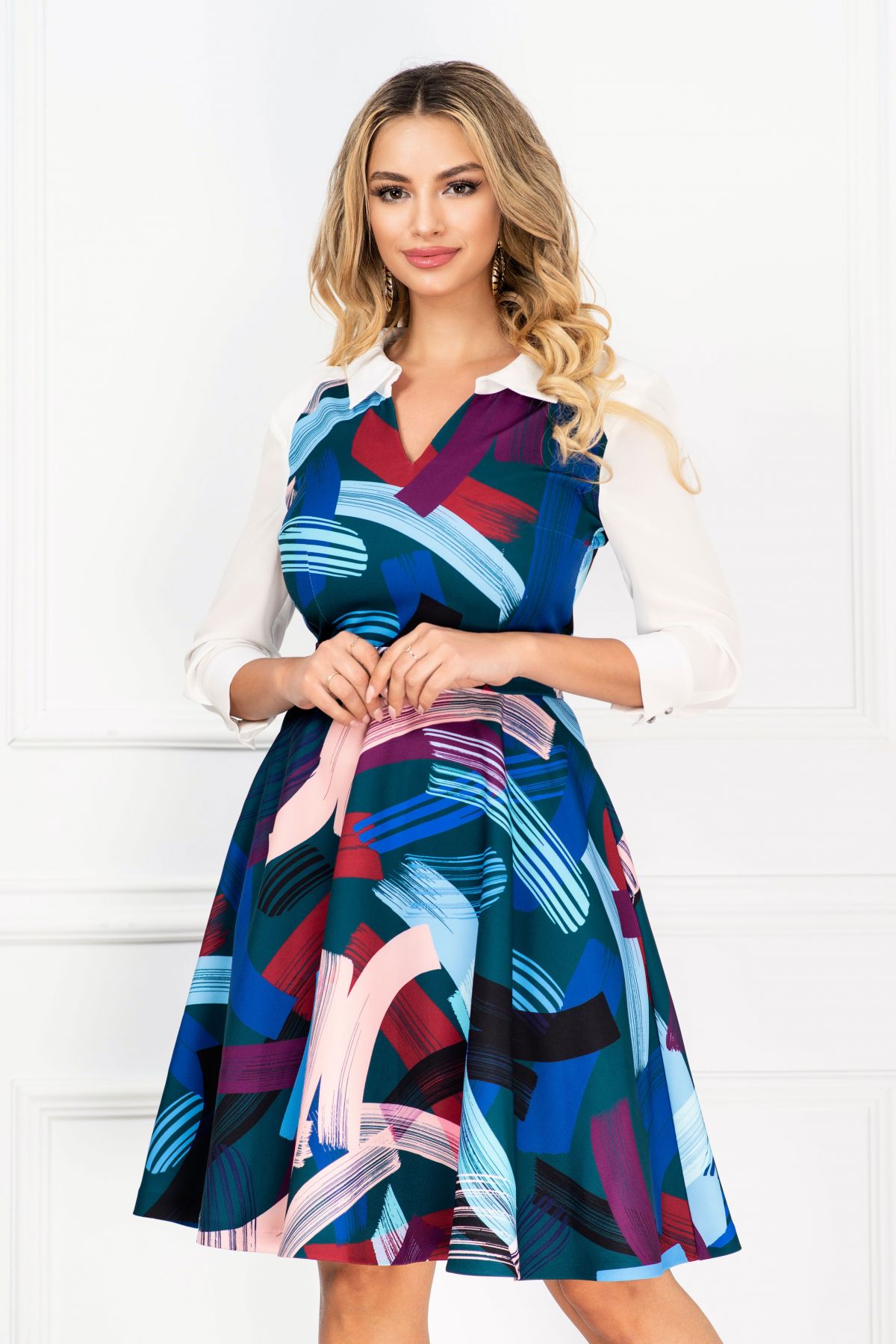 Rochie InPuff de zi in clos cu print multicolor si maneci din voal