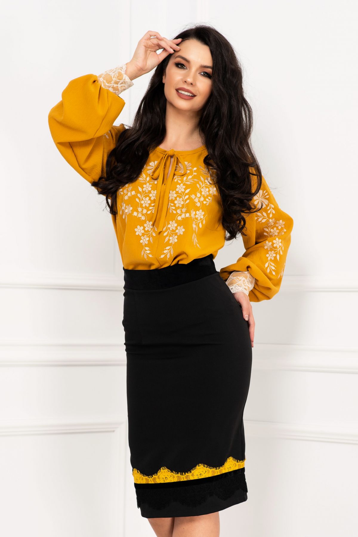Bluza traditionala mustar din vascoza cu flori ecru brodate