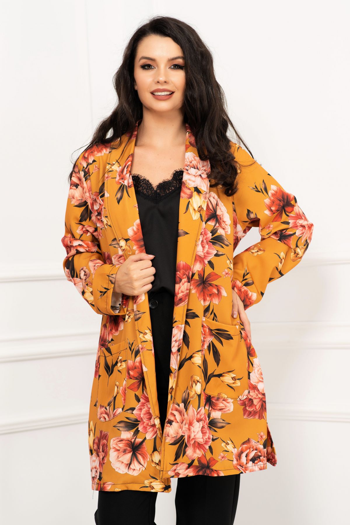 Blazer dama lejer mustar cu imprimeu floral si cordon in talie