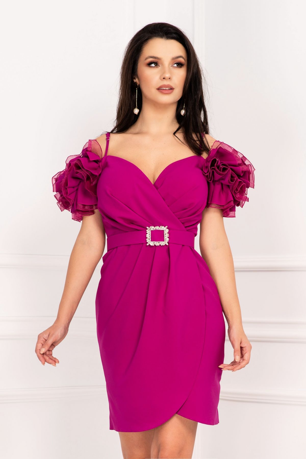 Rochie de ocazie fucsia eleganta petrecuta cu volane ample la maneca la reducere pret ieftin