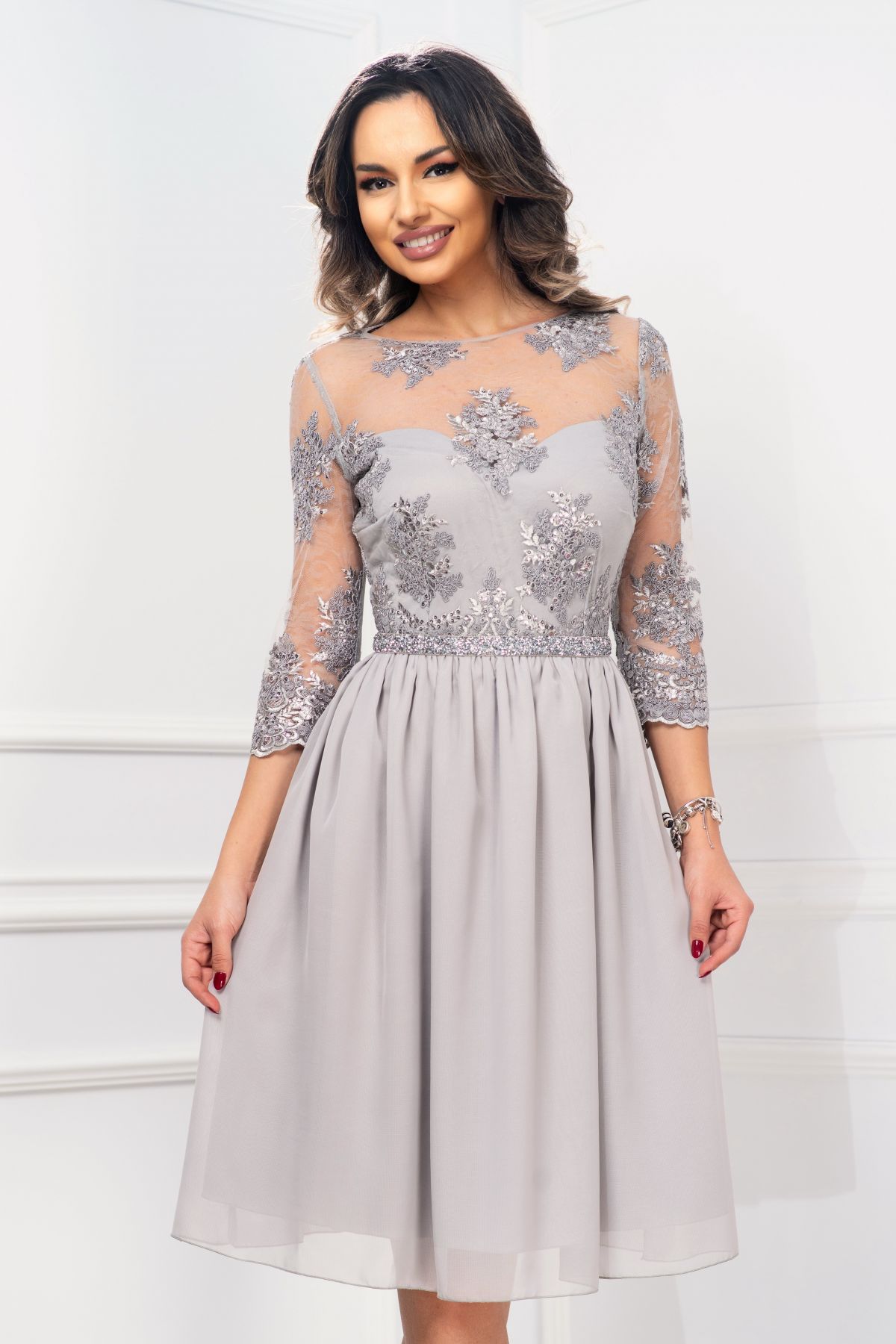 Rochie de ocazie inpuff gri in clos cu broderie aplicata si strassuri in talie