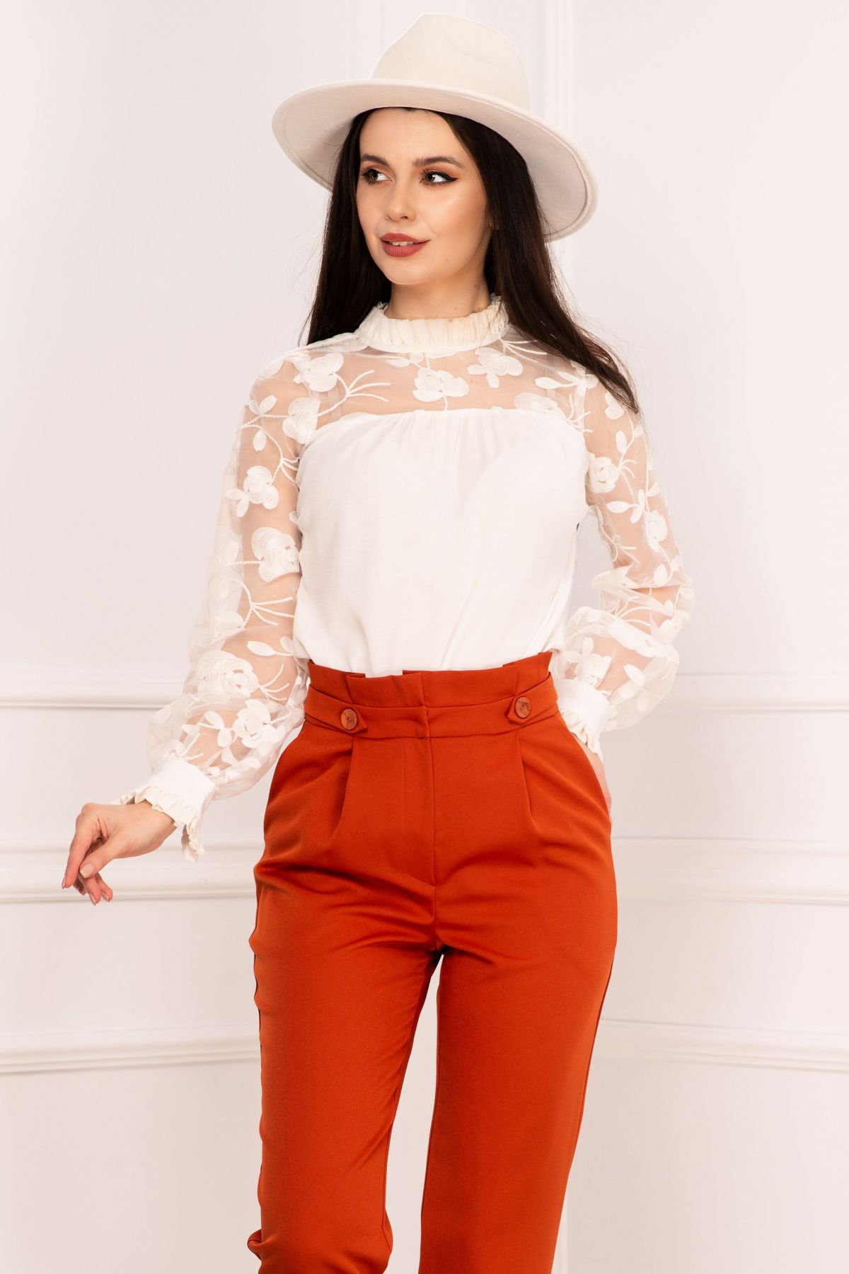 Bluza InPuff alba usor creponata cu organza si broderie