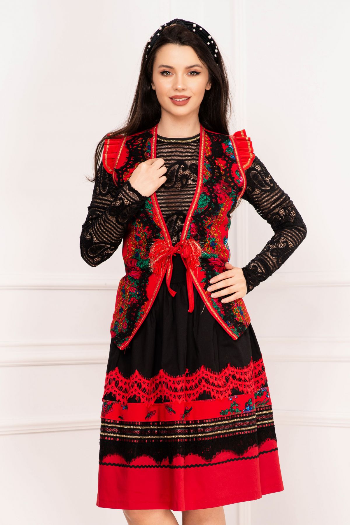 Fusta Venezia neagra traditionala cu aplicatii din dantela si imprimeu floral