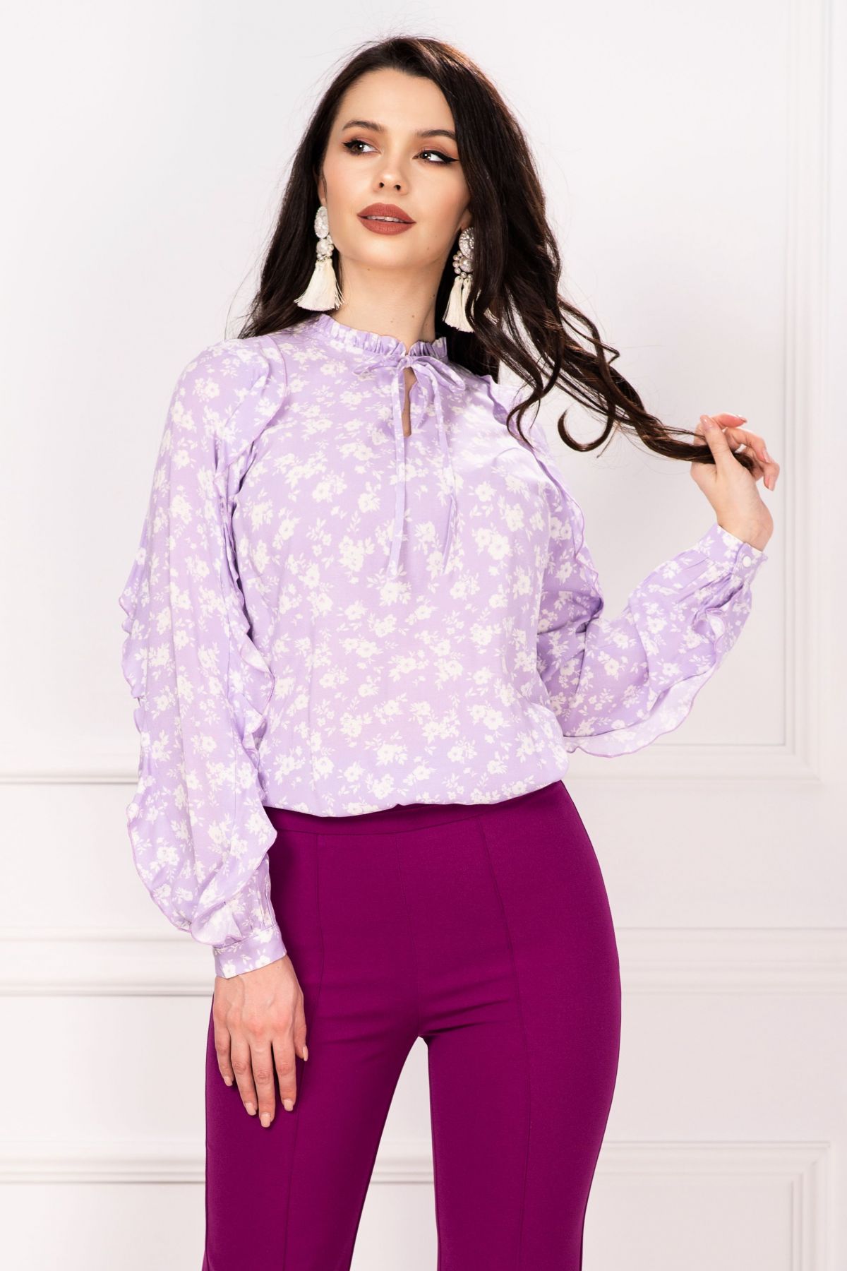 Bluza InPuff lavanda cu flori albe delicate si volane pe maneci