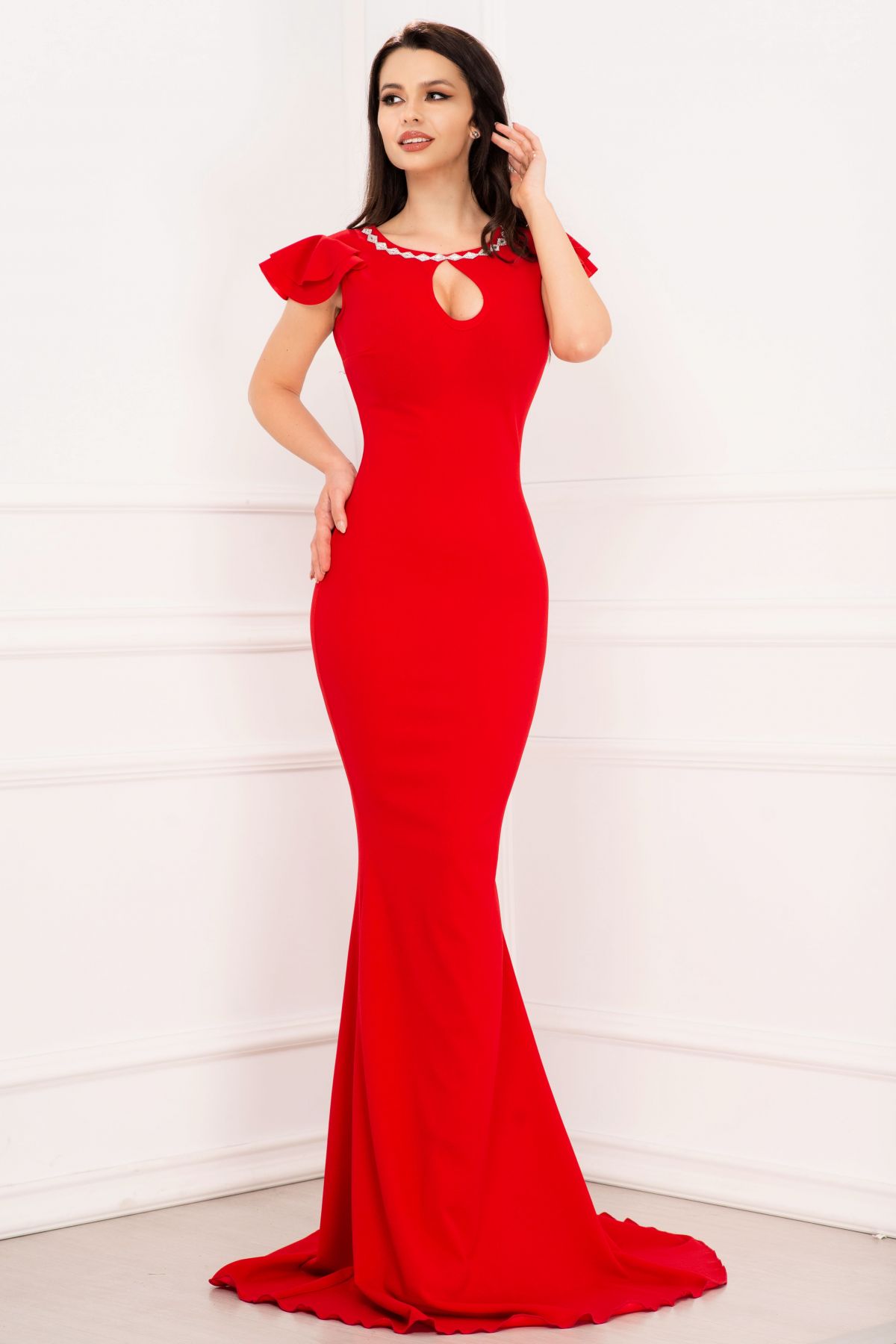 Rochie de nasa Cyntia eleganta rosie cu volane la umeri si colier pretios