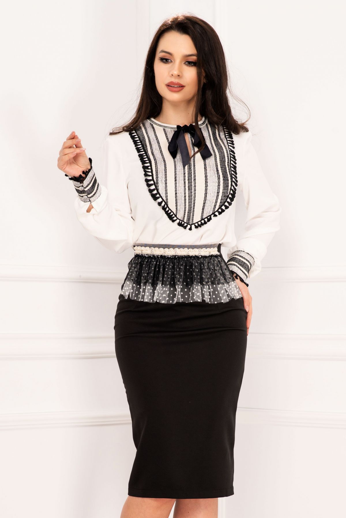 Fusta eleganta cu aplicatie din tulle si perle