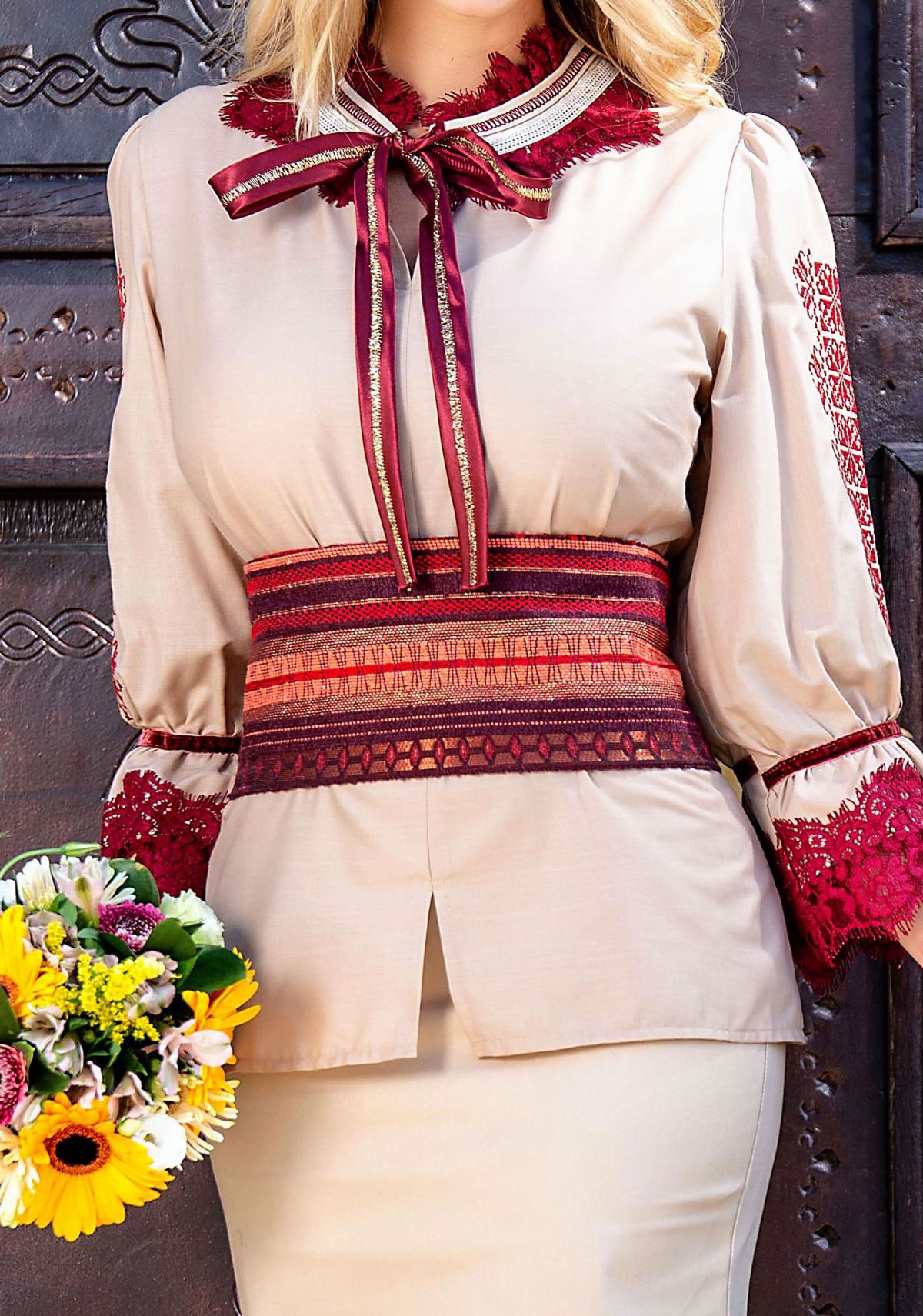 Fusta traditionala bej cu dantela si broderie