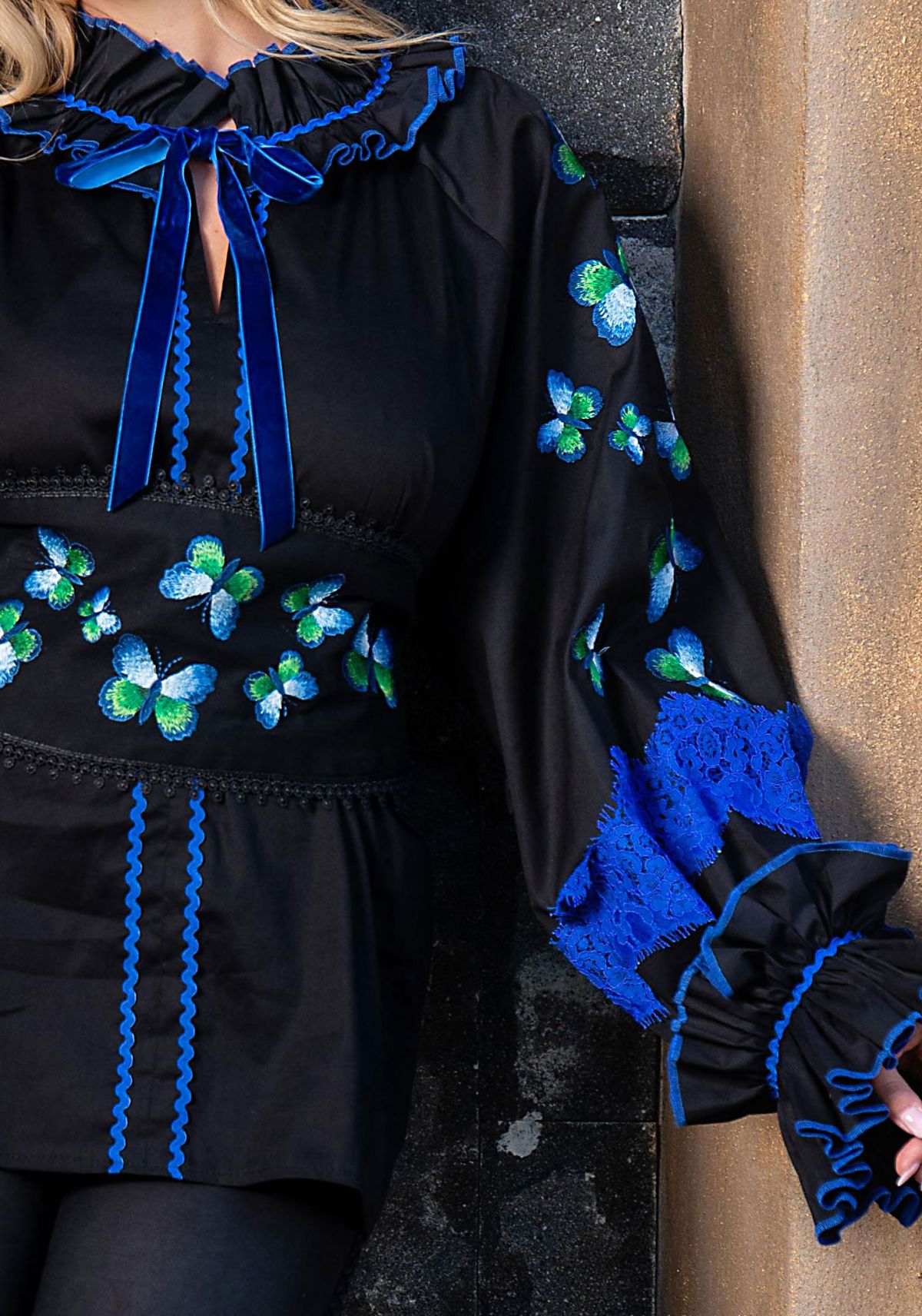 Bluza eleganta neagra cu fluturi brodati si maneci pretioase
