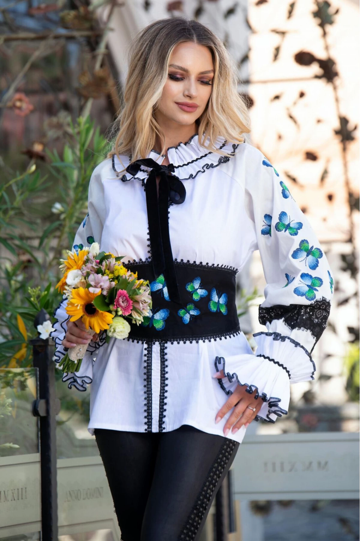 Bluza eleganta alba cu fluturi brodati si maneci pretioase
