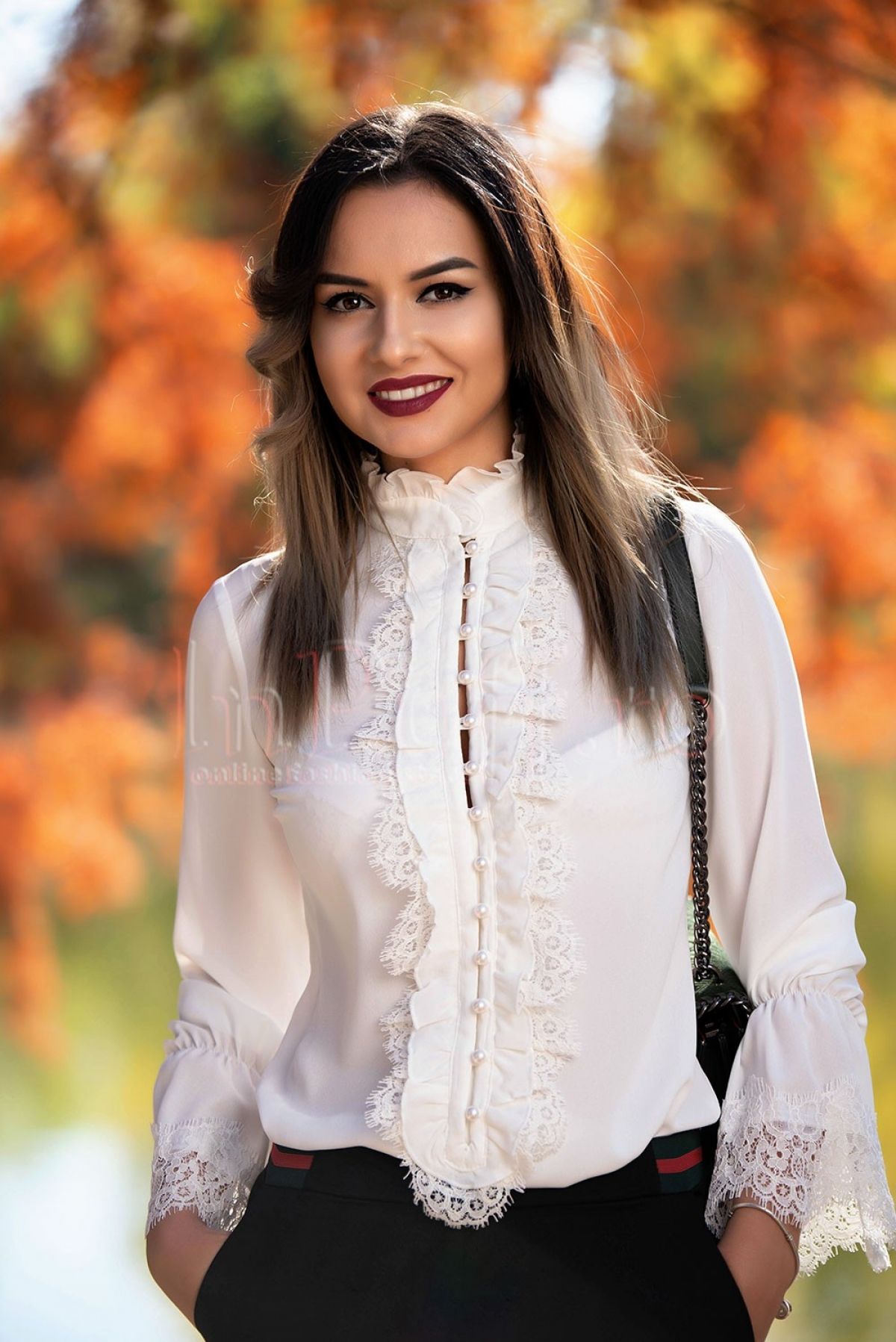 Bluza alba din voal accesorizata cu volanase si dantela