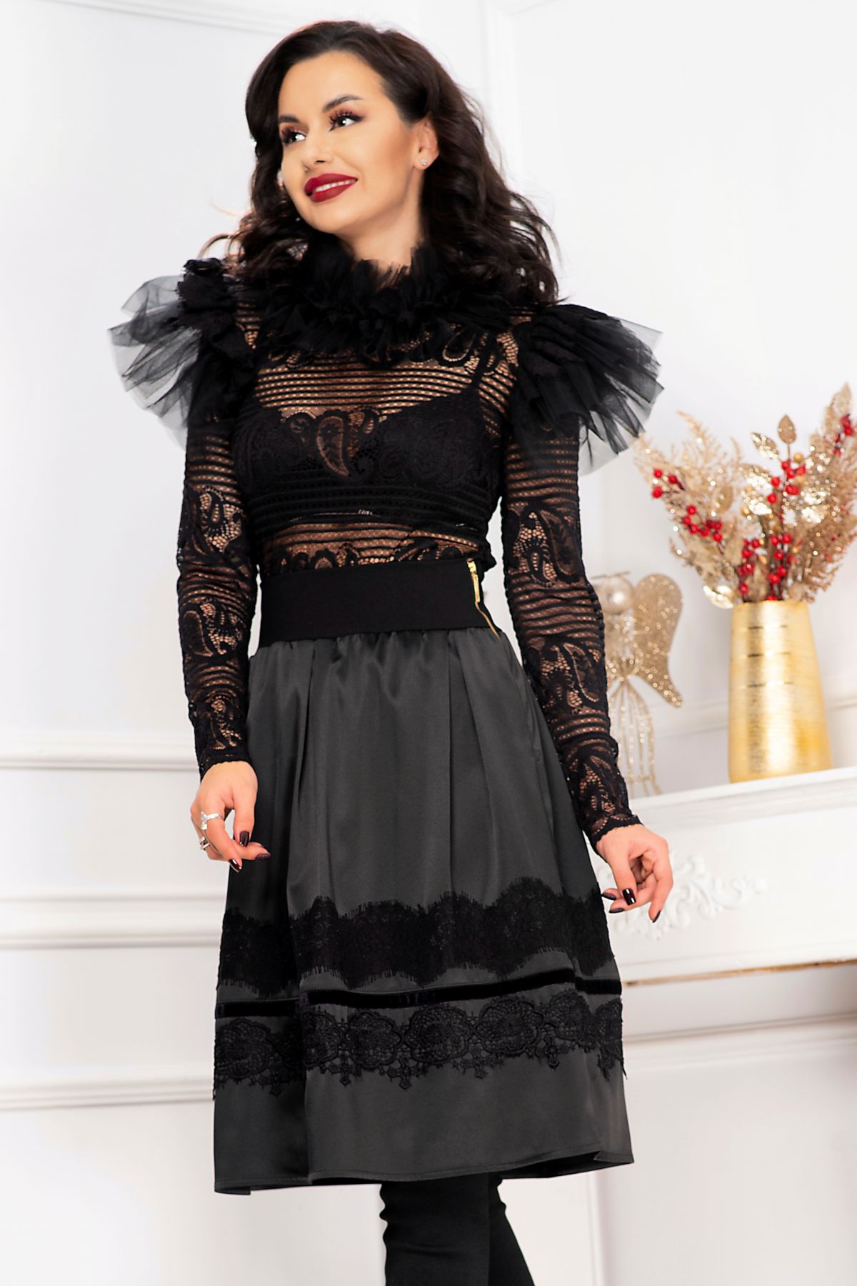 Fusta neagra din satin decorata cu dantela neagra