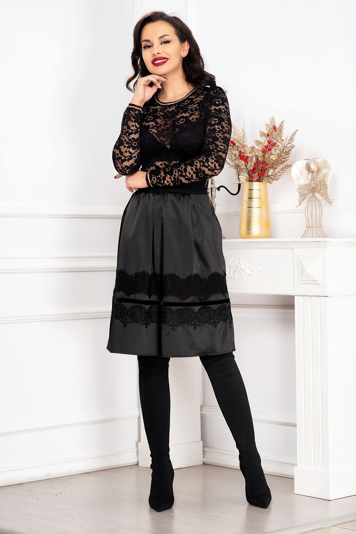 Fusta neagra din satin decorata cu dantela neagra