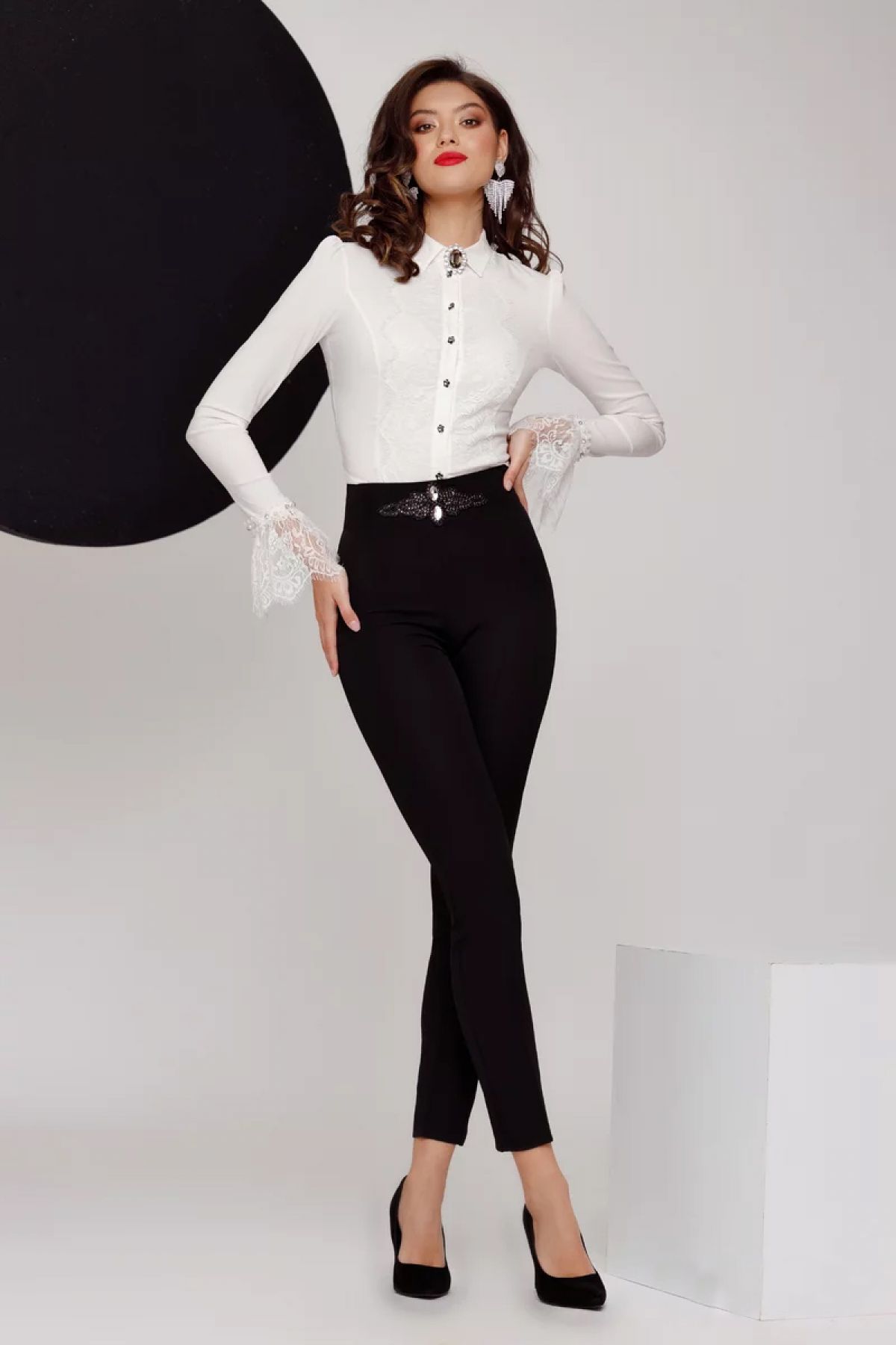 Pantaloni eleganti Fofy conici negri cu accesoriu pretios din margele - Cumpar-online.ro