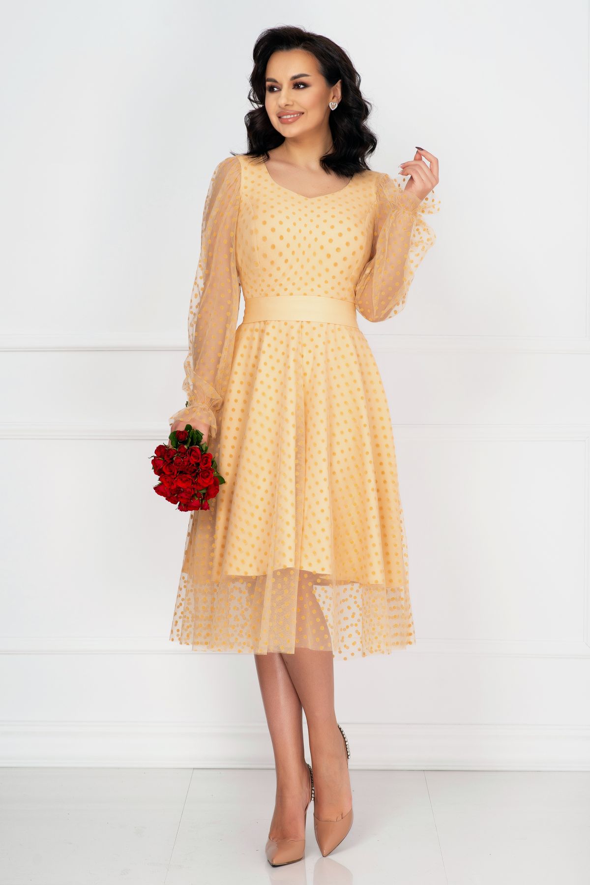 Rochie de ocazie crem acoperita de tulle cu buline