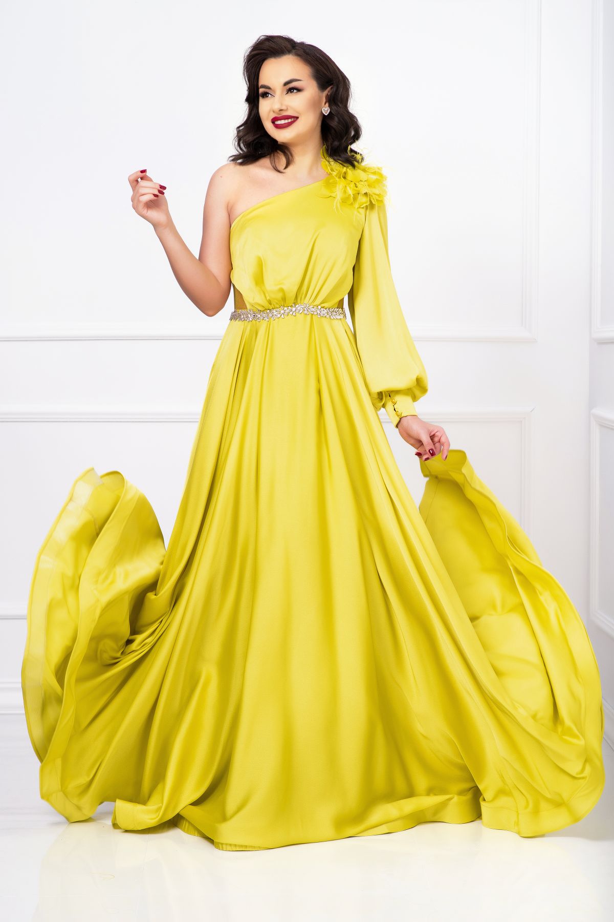 Rochie de lux medeea lime lunga cu floare pe umar si detaliu pretios in talie