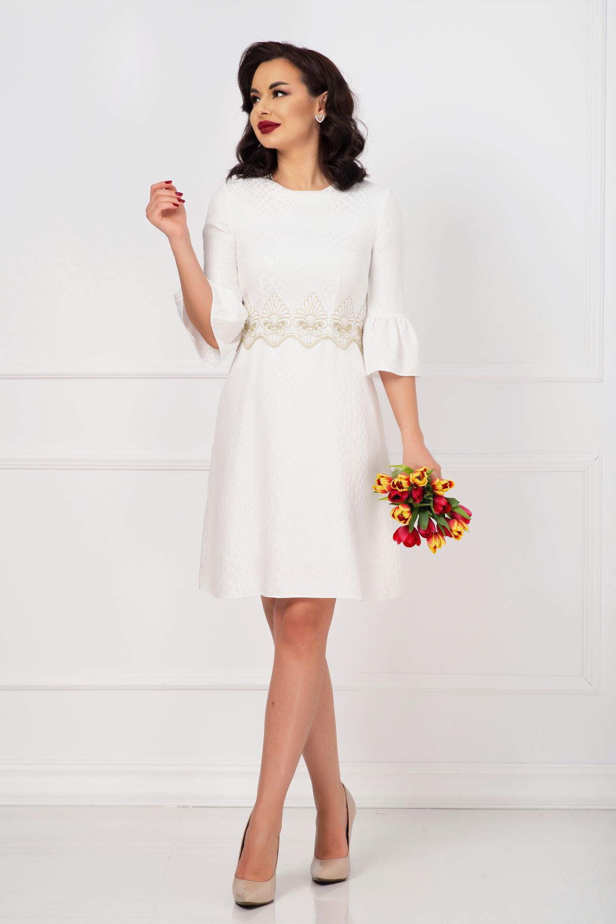 Rochie de cununie delicata Effect cu maneci clopot si broderie aurie