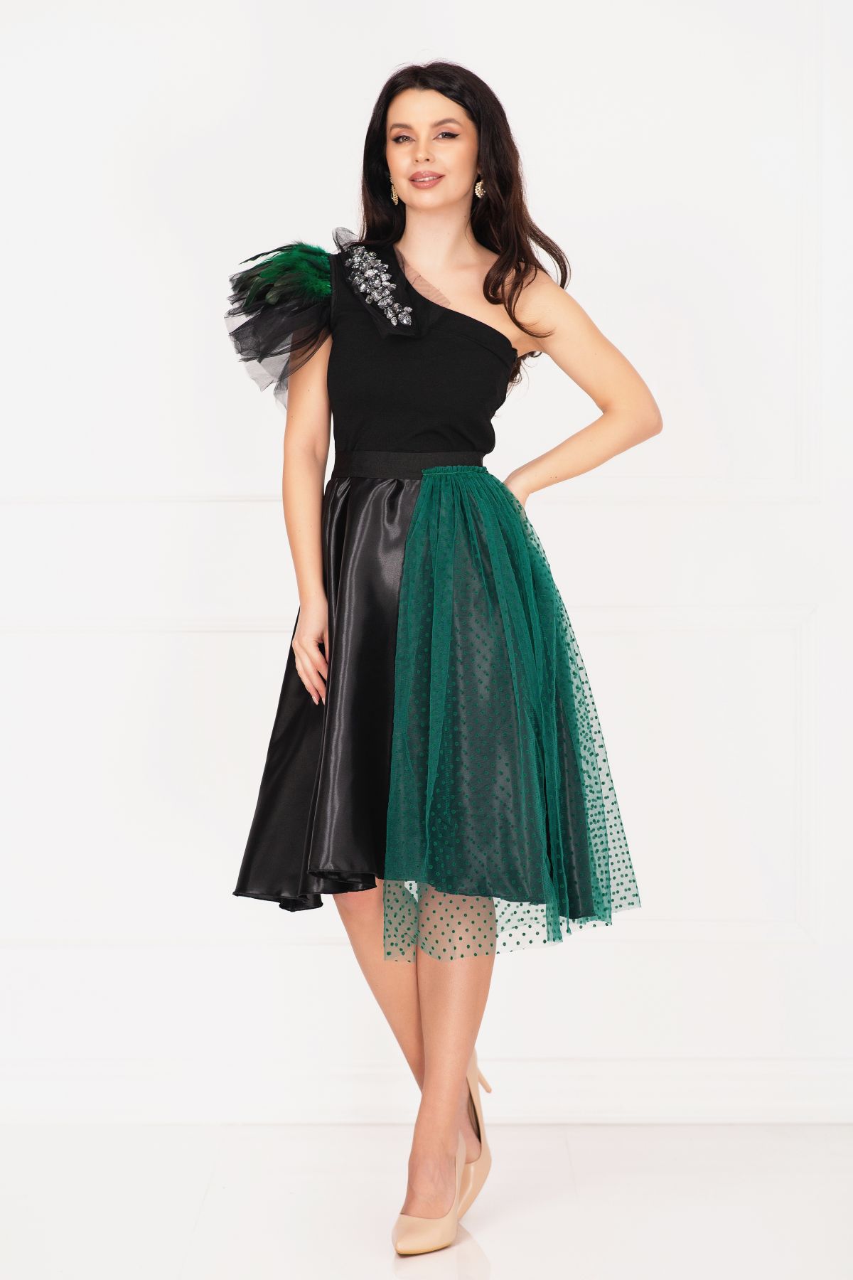 Rochie neagra cu mini trena din tulle accesorizata cu strassuri si pene