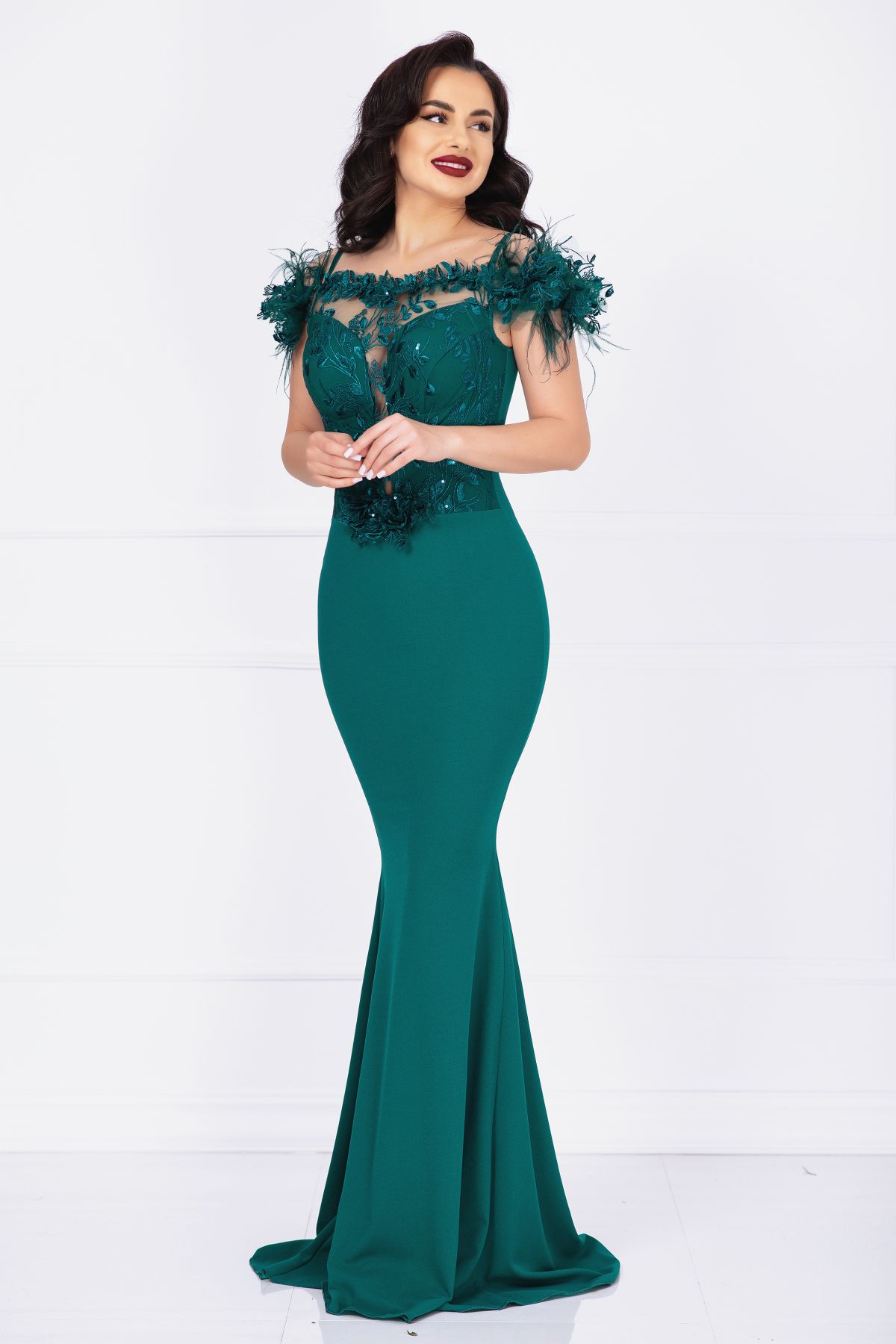 Rochie de seara Noely lunga verde cu broderie pretioasa si fulgi
