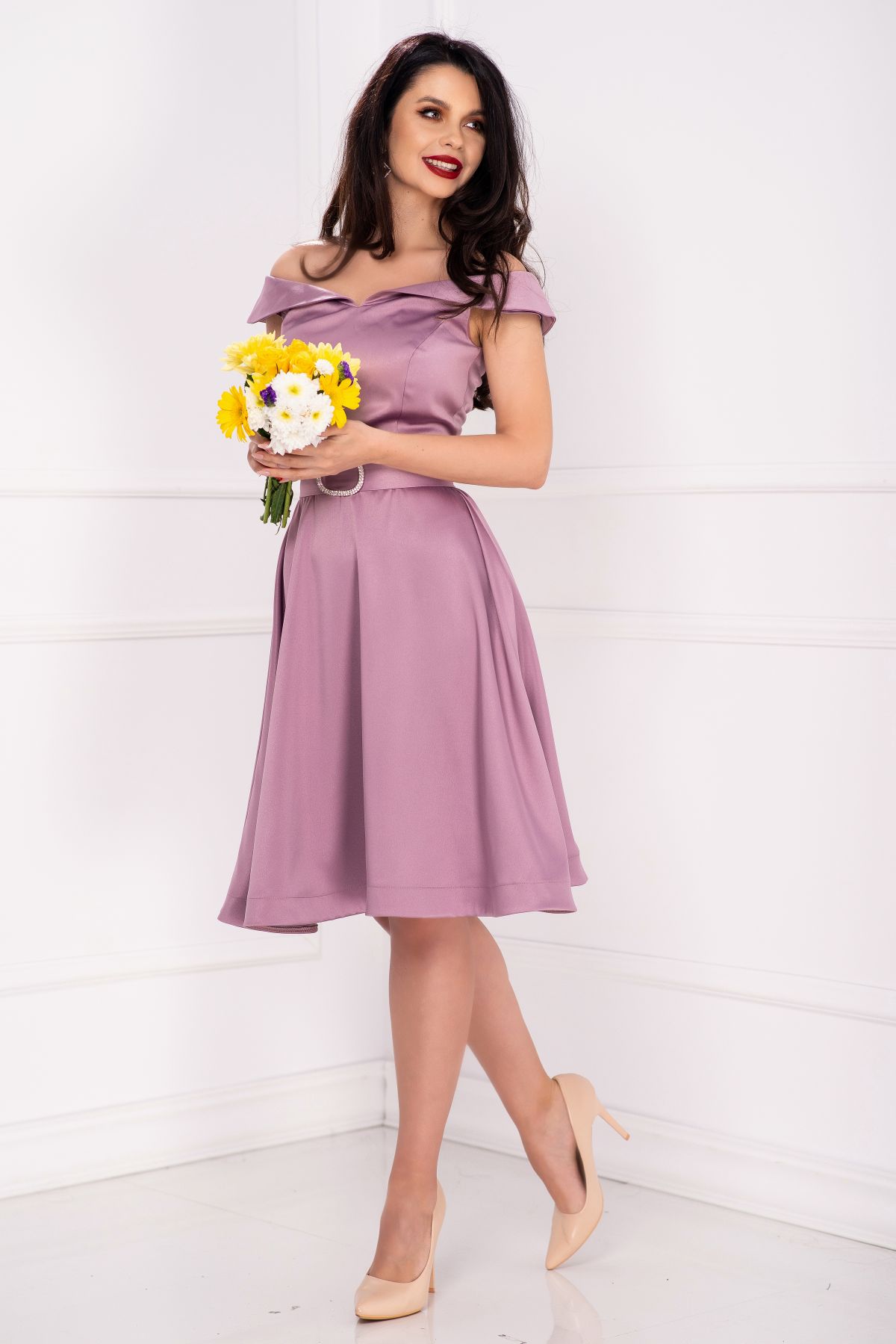 Rochie eleganta in clos Roberta rose cu umeri cazuti