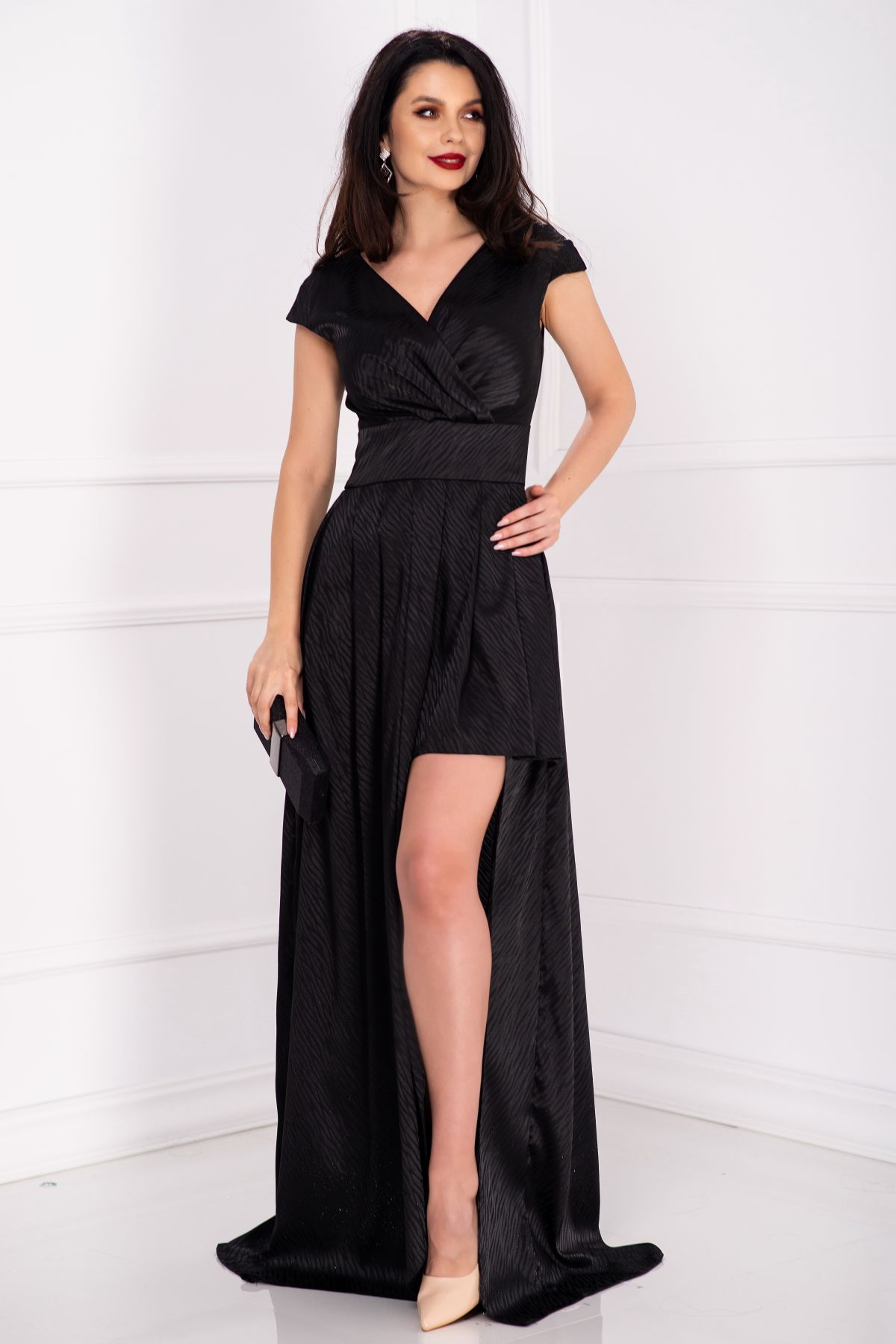 Rochie eleganta neagra dungata cu decupaj pe picior