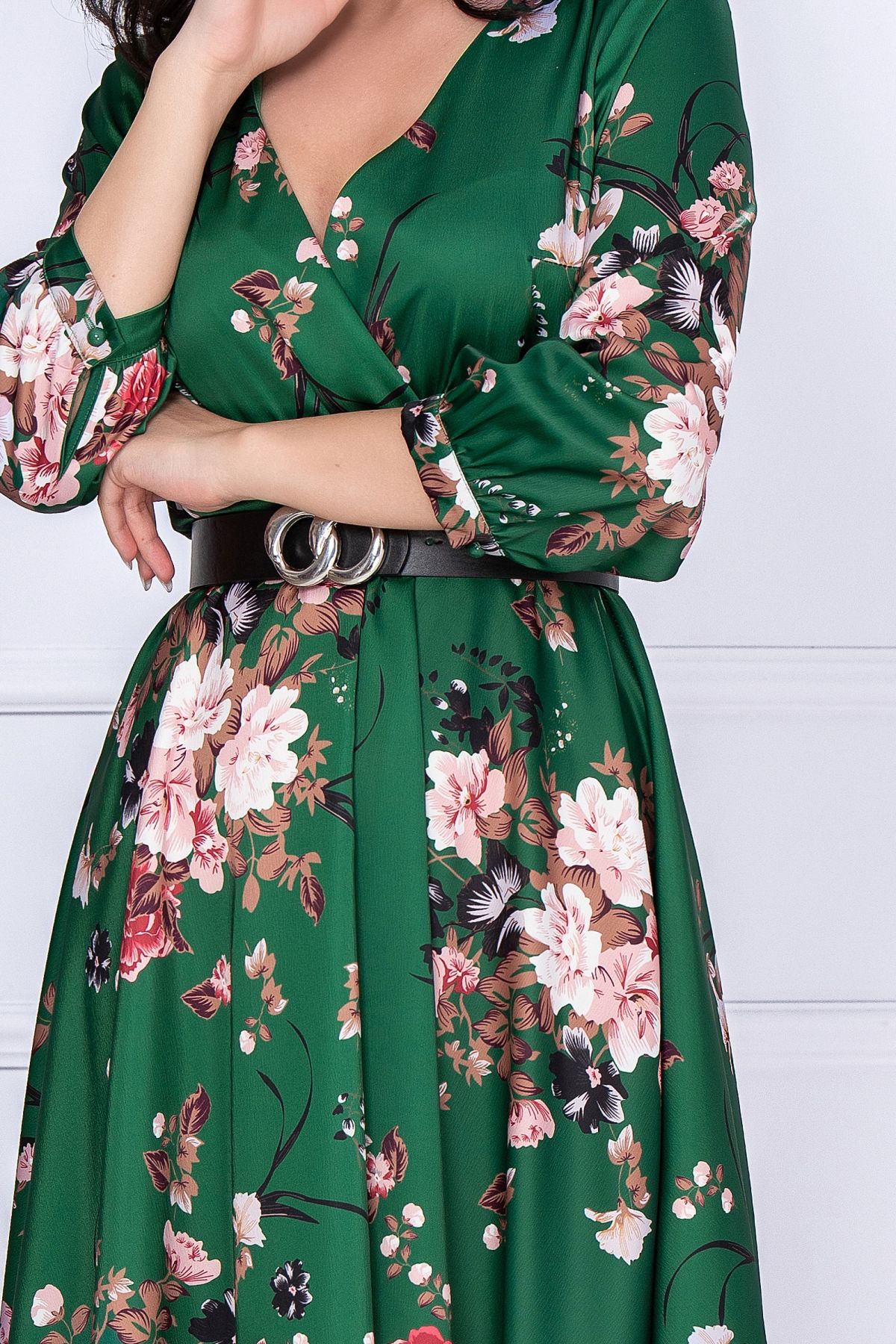 Poze Rochie din satin Venus in clos verde cu decolteu petrecut inpuff.ro