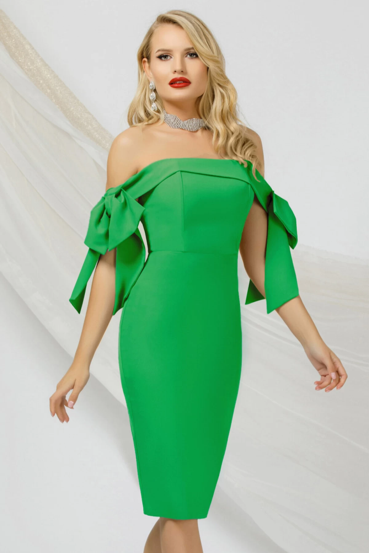 Rochie eleganta Pretty Girl verde cu umerii goi si funde maxi