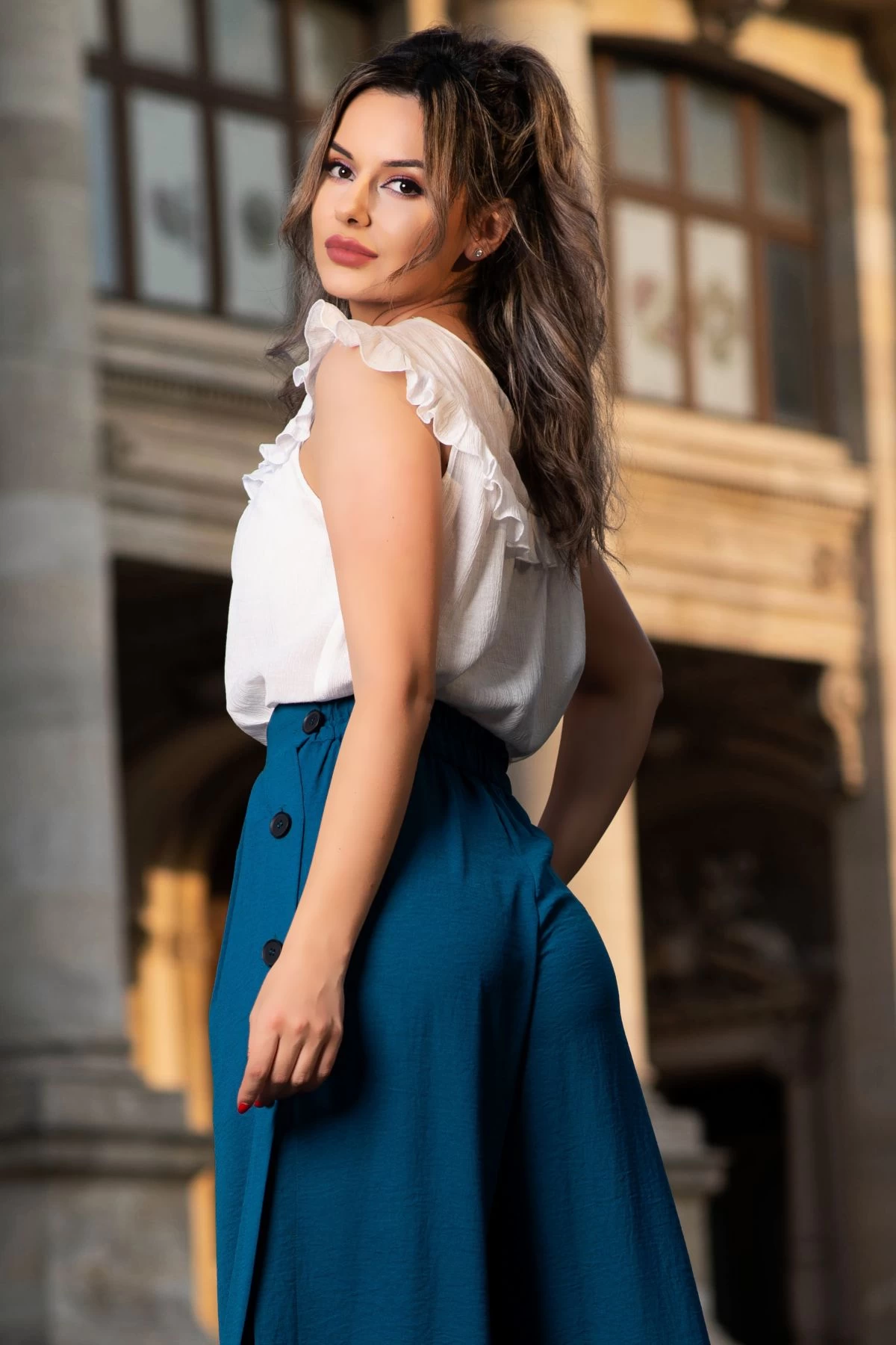 Bluza eleganta alba din panza topita cu volanas si broderie