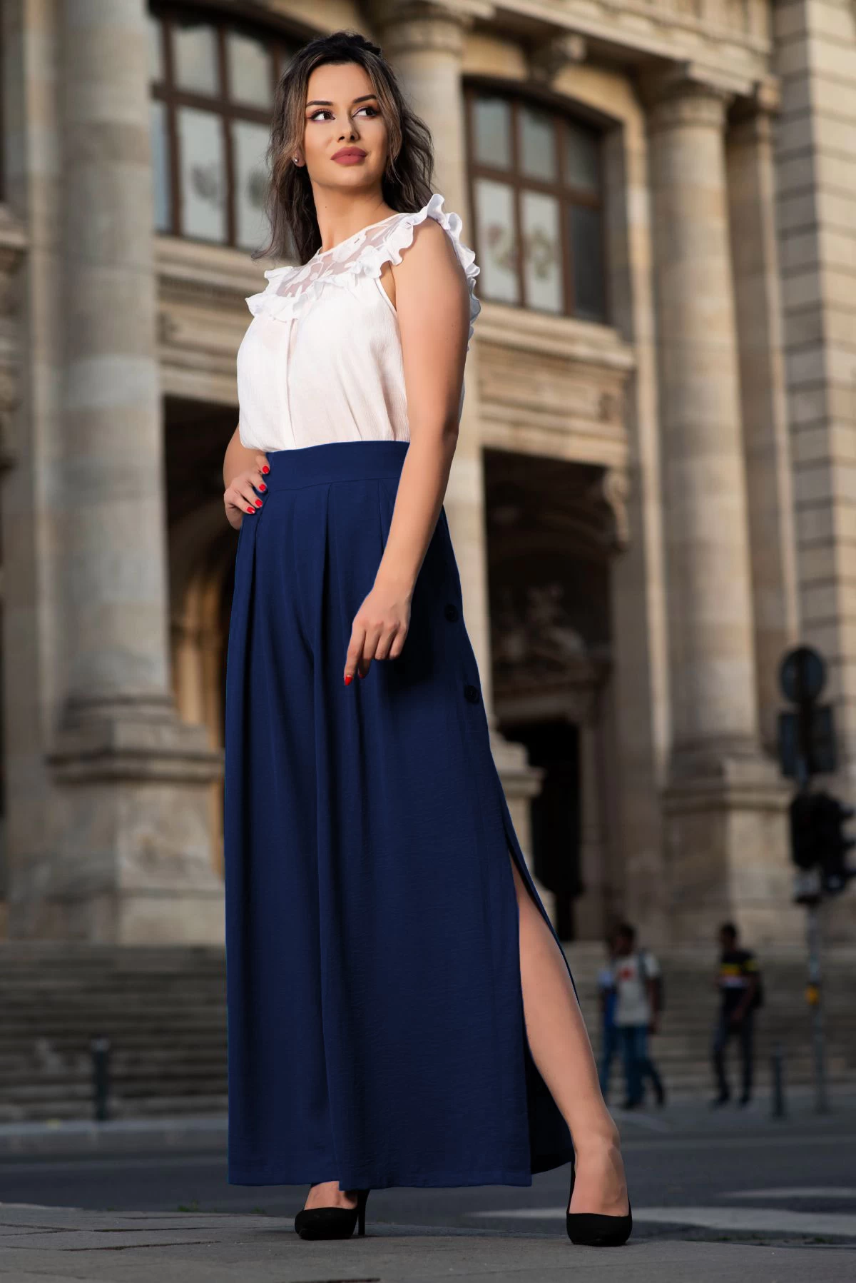 Poze Pantaloni casual albastri evazati cu crapatura si nasturi pe laterale inpuff.ro