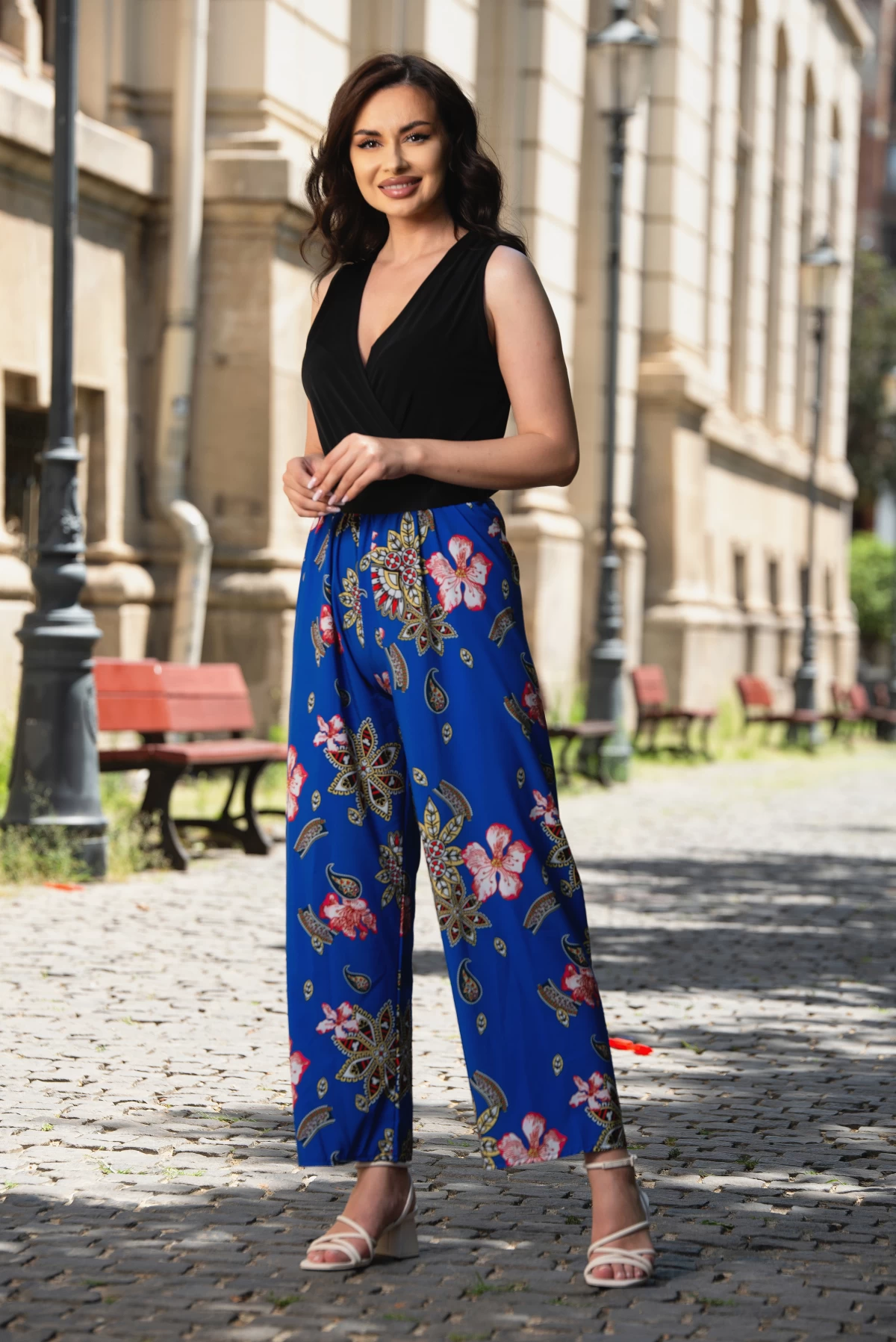 Salopeta casual cu pantalon albastru evazat si imprimeu floral