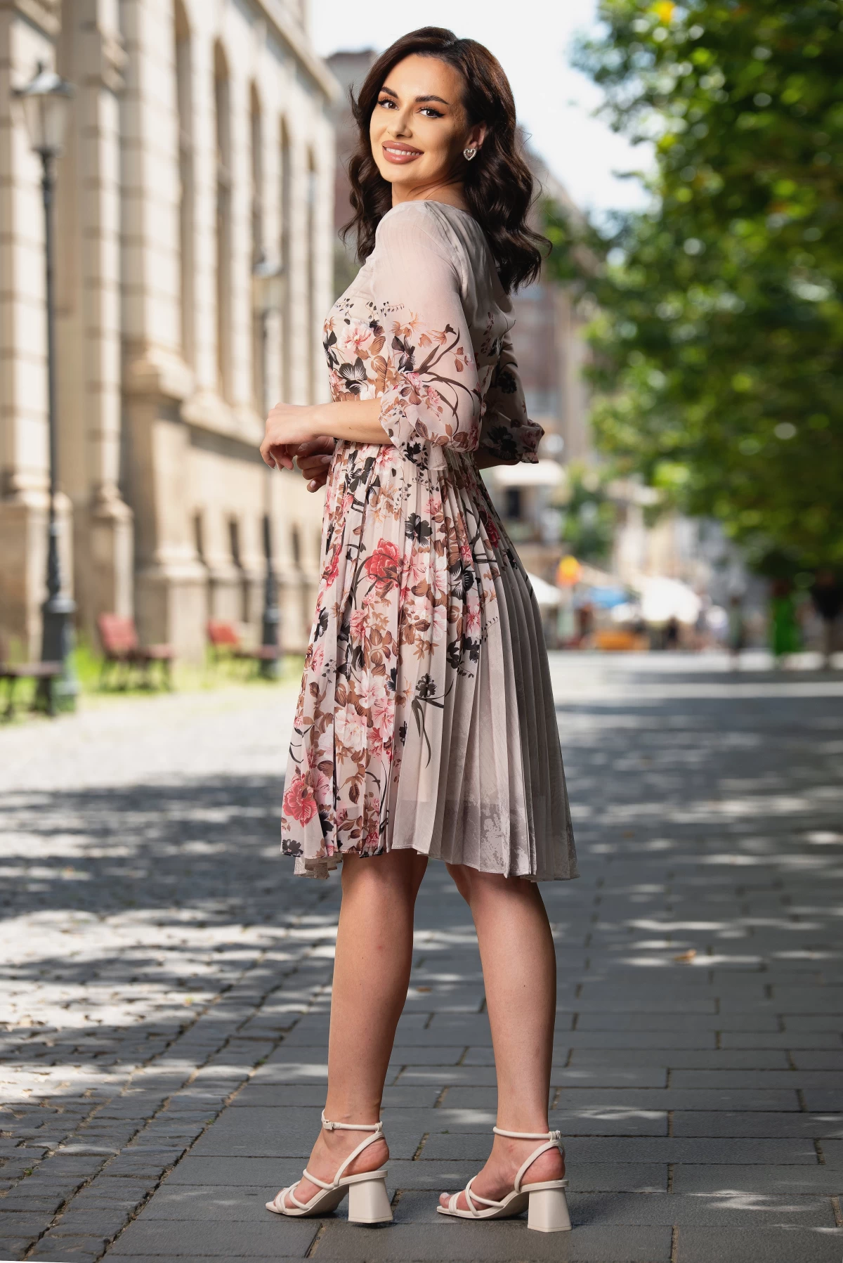 Rochie de zi din voal plisat bej cu imprimeu floral