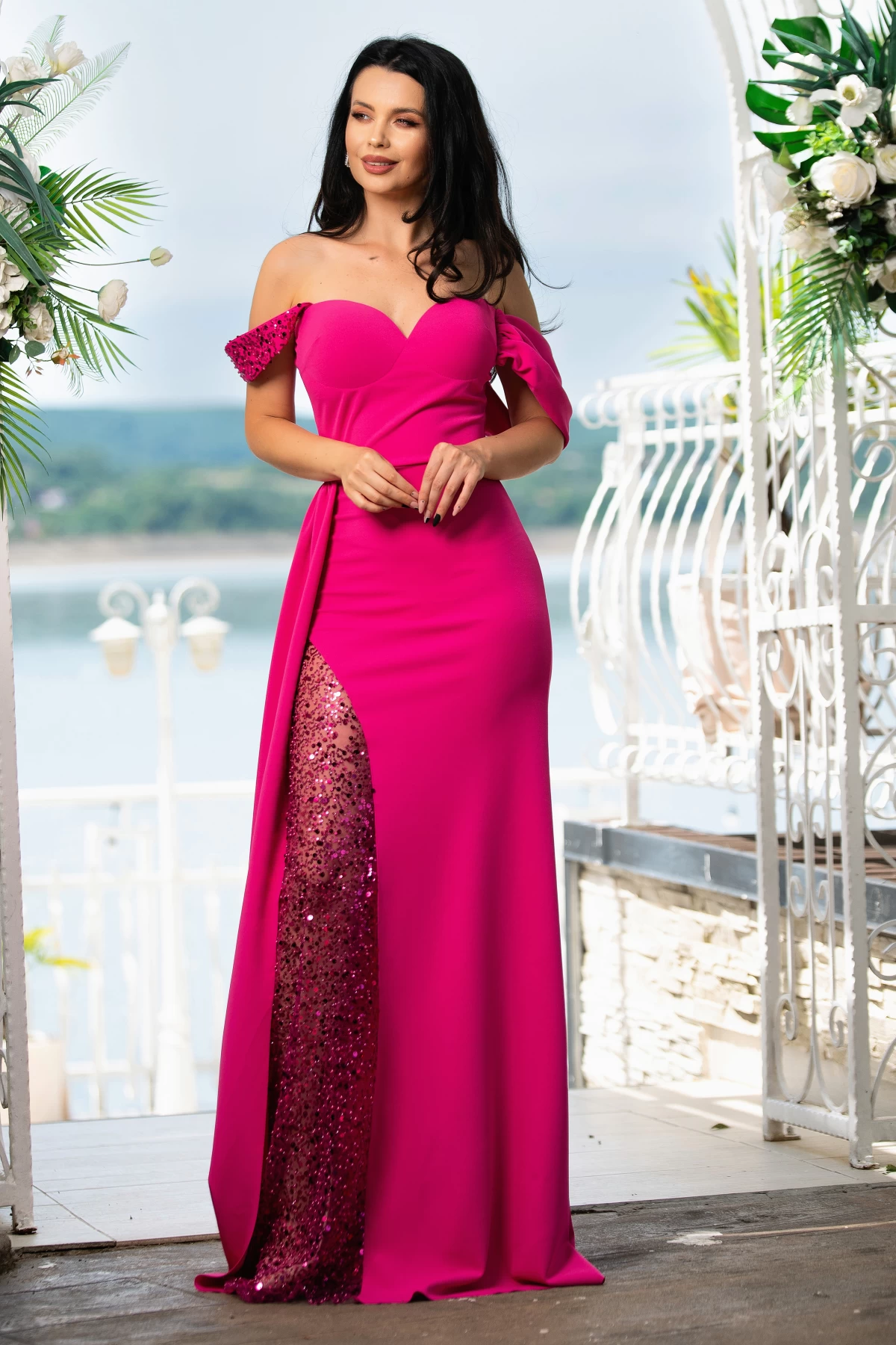 Rochie eleganta lunga Fatima fuchsia cu trena pe o parte