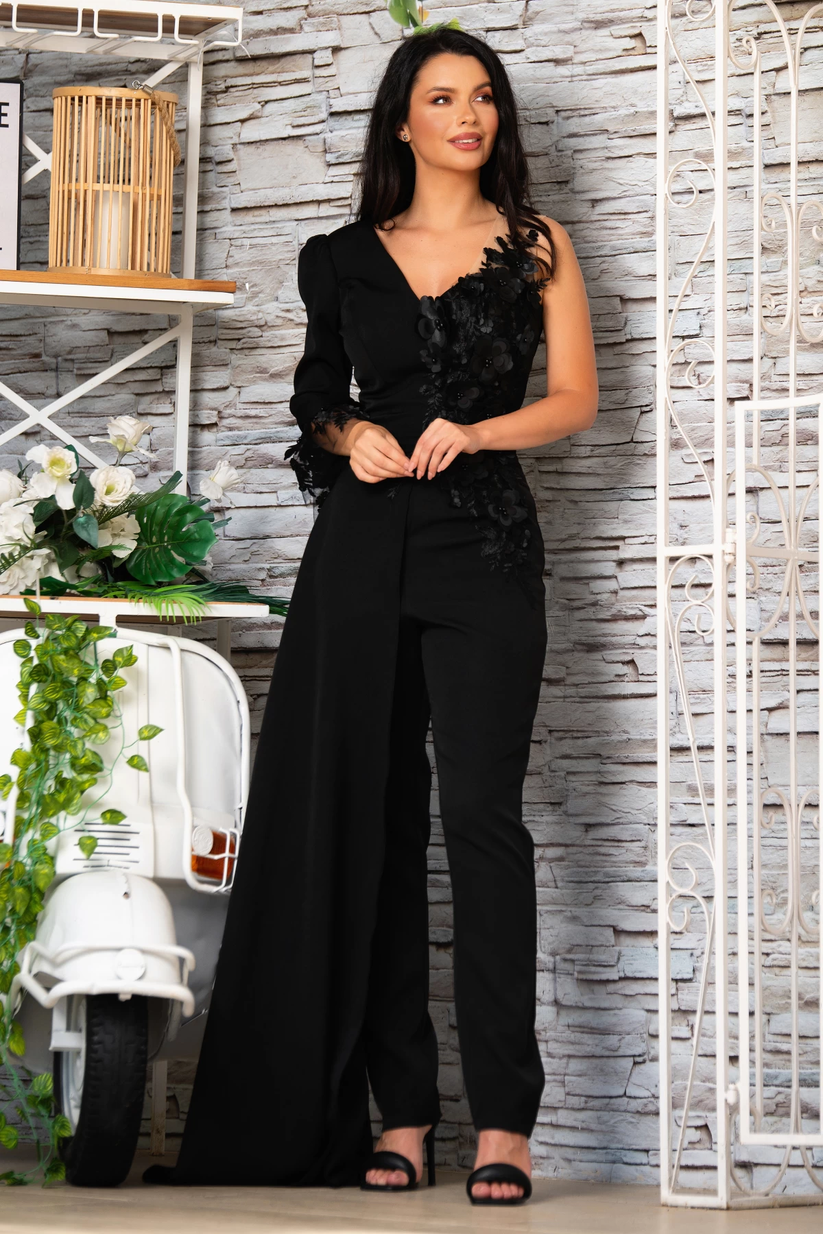 Salopeta Scarlett neagra eleganta cu flori 3D si trena