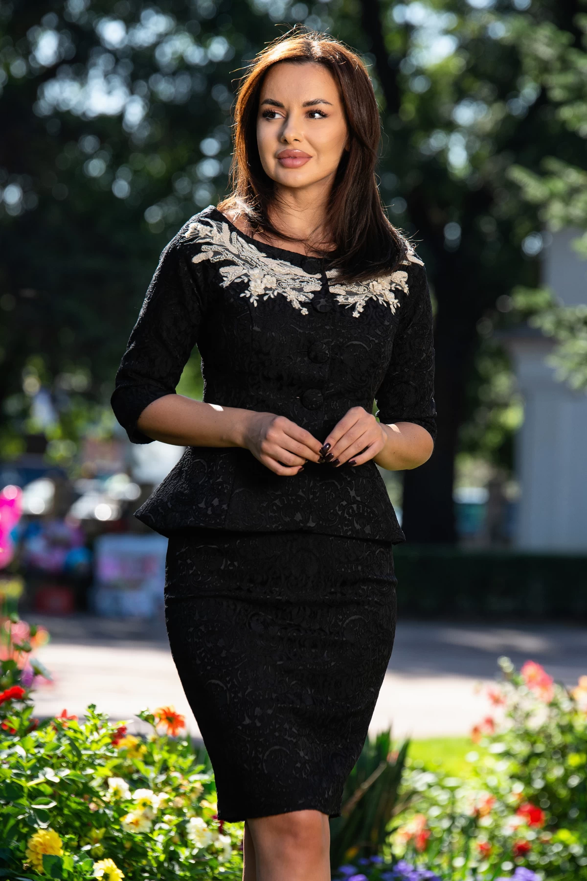 Compleu elegant Effect din brocard negru cu flori ecru brodate