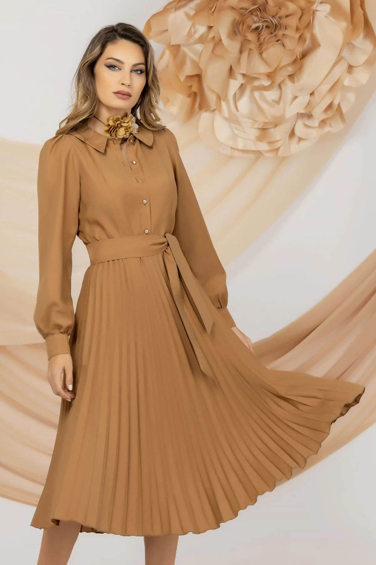 Rochie de zi camel Pretty Girl cu pliseuri