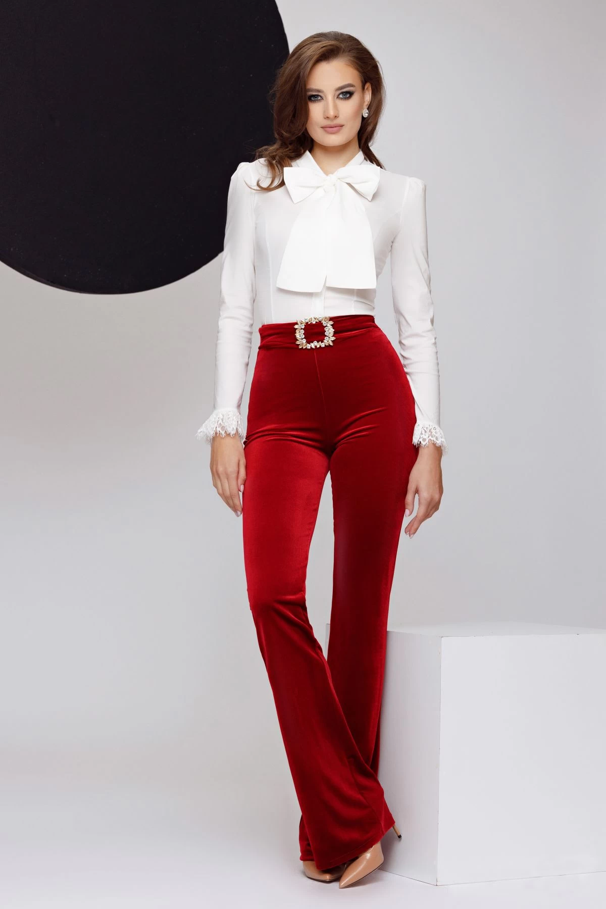 Pantaloni dama eleganti Fofy bordo din catifea cu catarama cu cristale