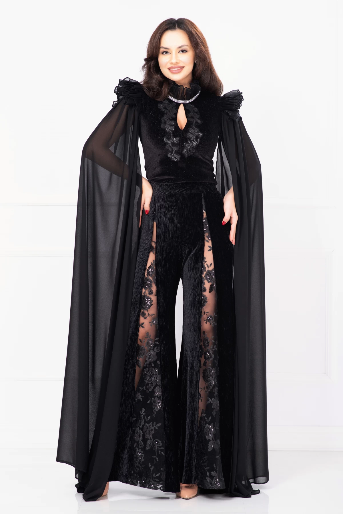 Pantaloni negri eleganti din catifea cu decupaj acoperit cu tulle brodat
